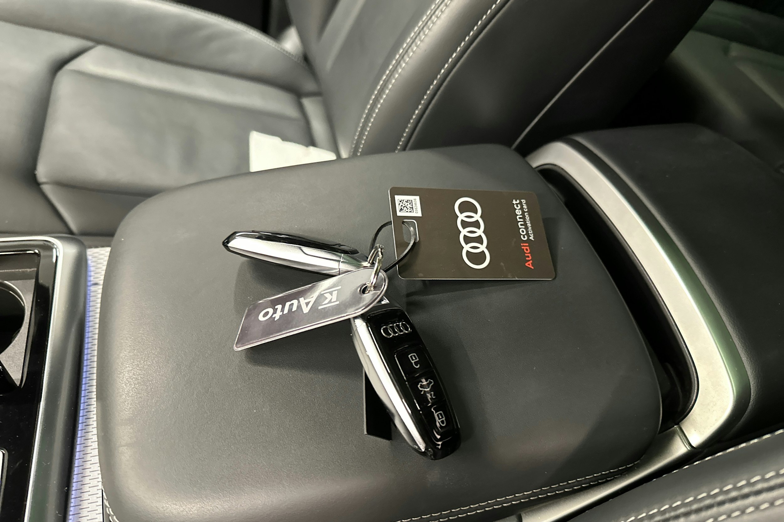 valkoinen Audi Q8 2025 kuva 37.
