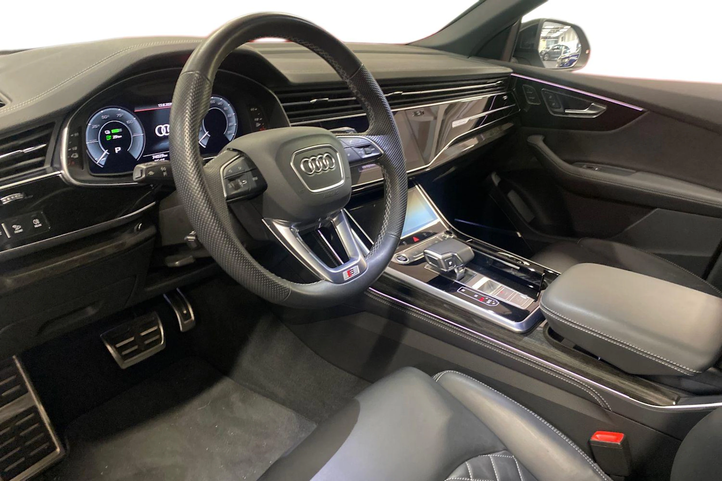 Valkoinen Audi Q8 2025 kuva 3.