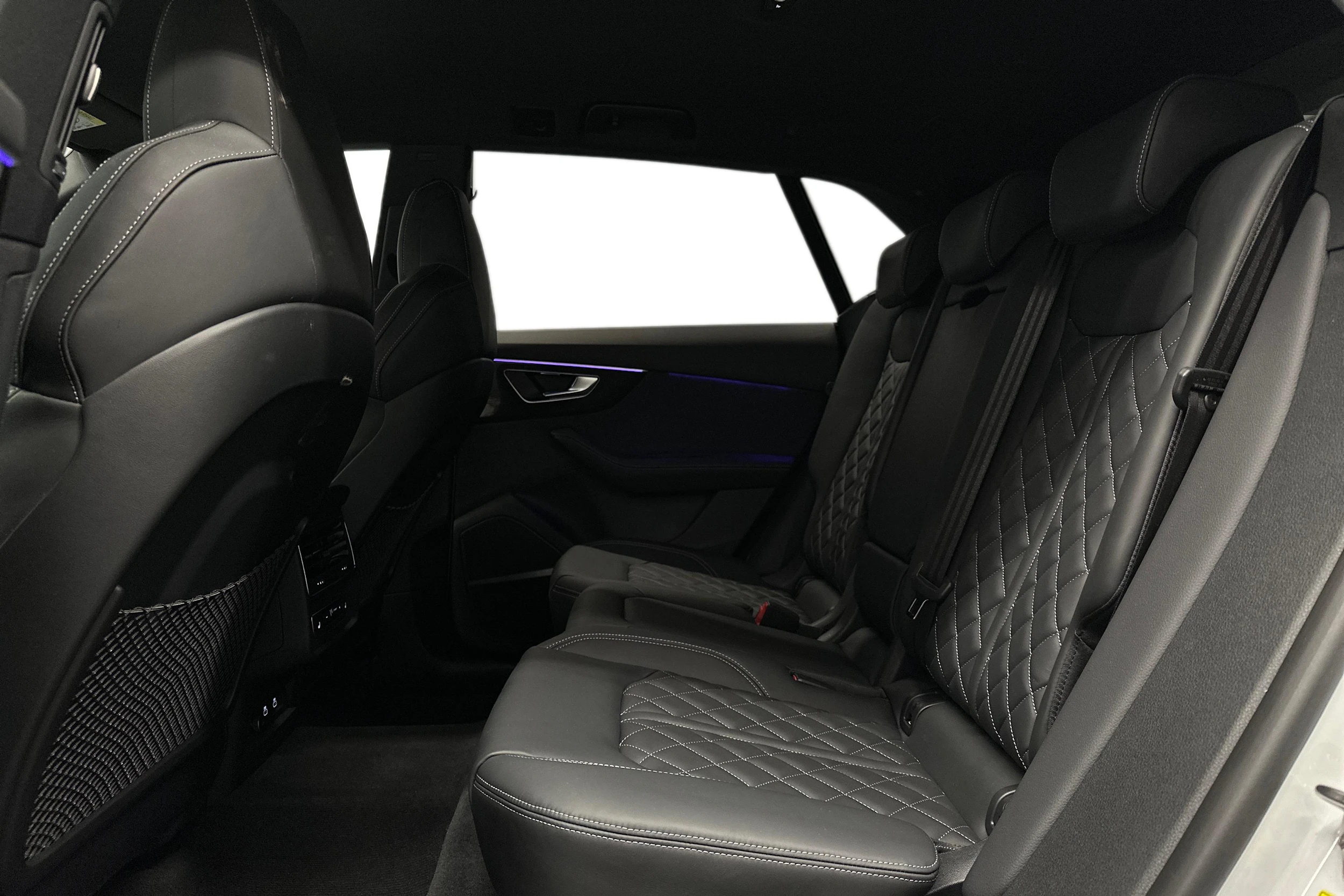 valkoinen Audi Q8 2025 kuva 8.