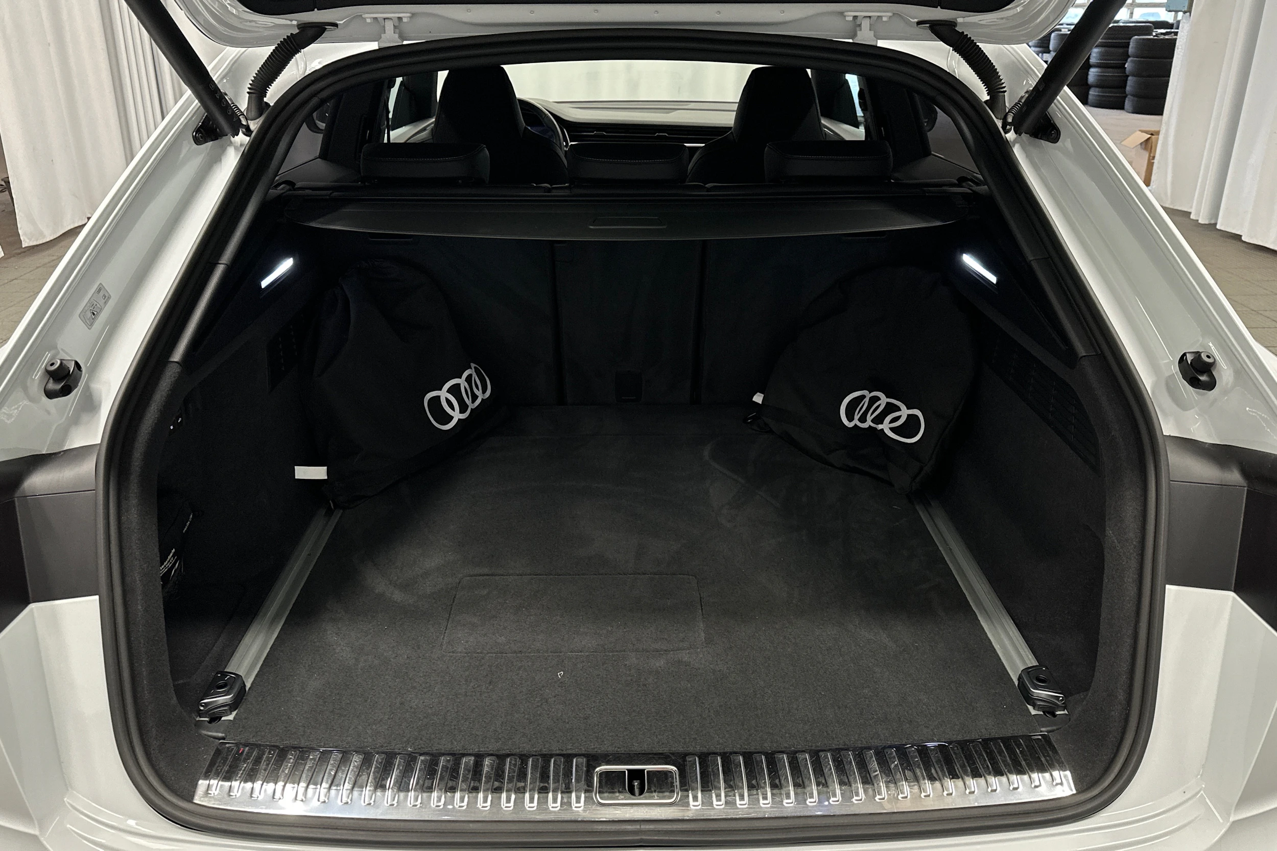 valkoinen Audi Q8 2025 kuva 11.