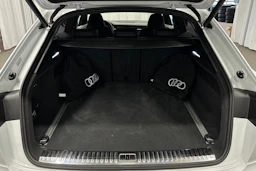 valkoinen Audi Q8 2025 kuva 11.