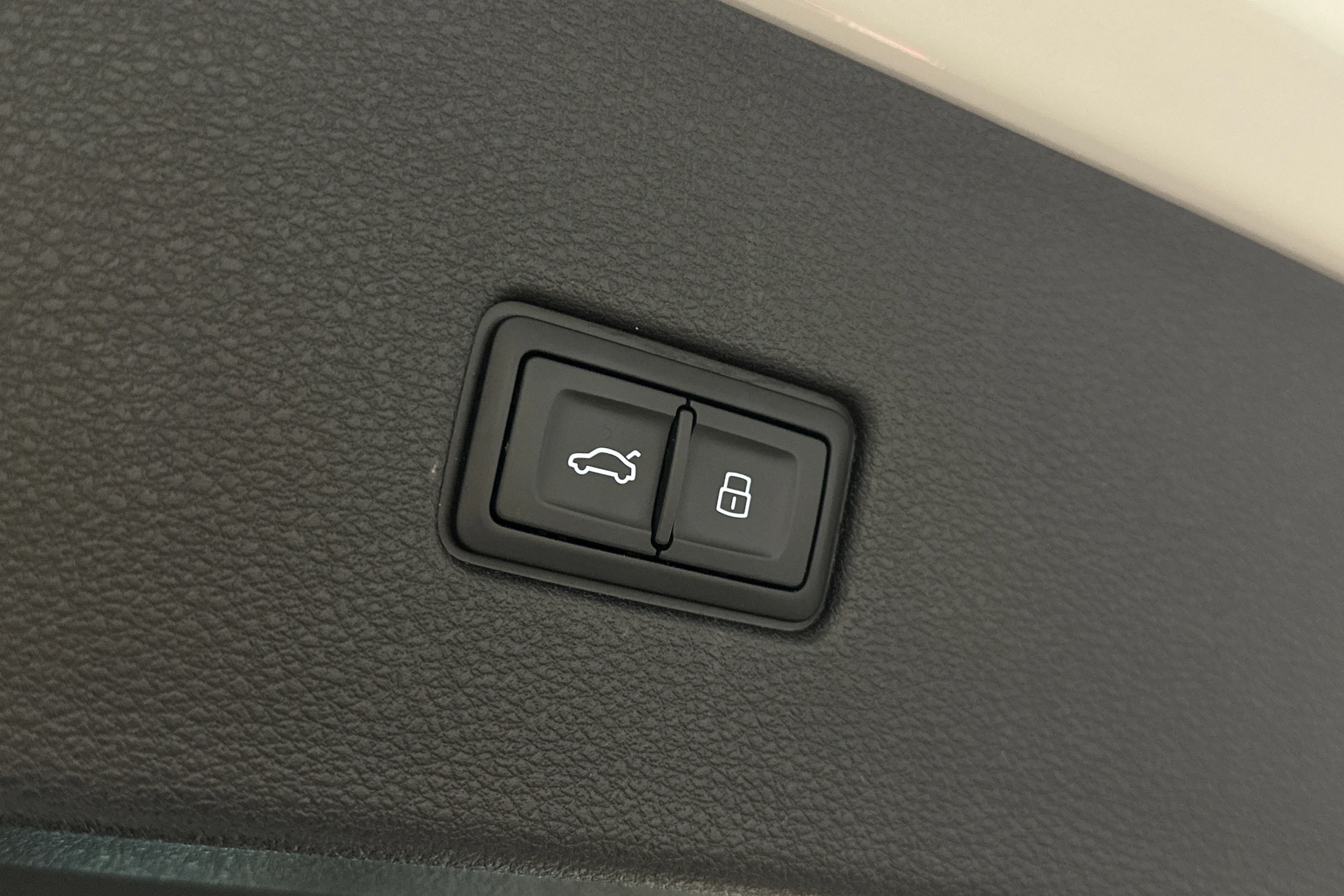 valkoinen Audi Q8 2025 kuva 12.