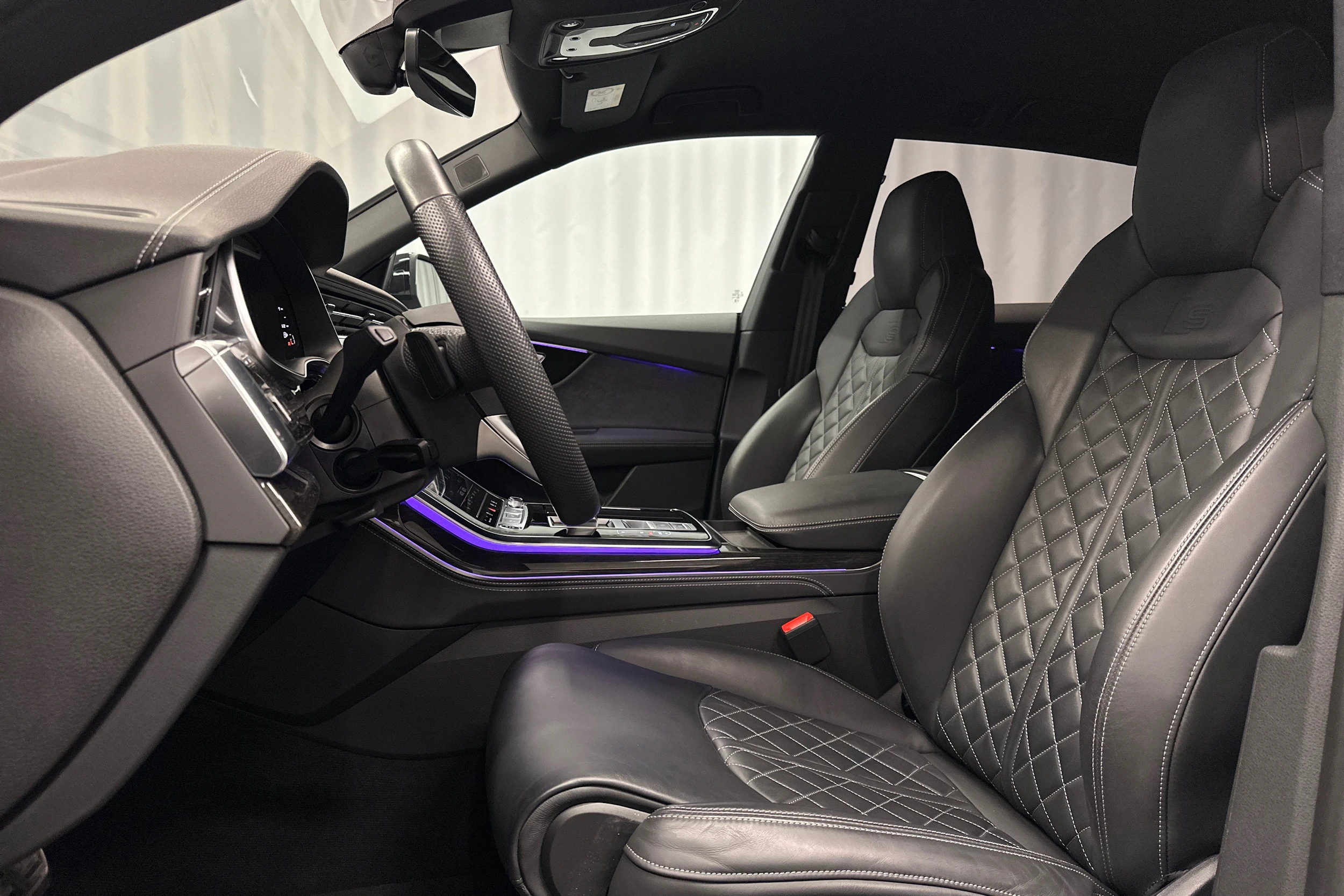 valkoinen Audi Q8 2025 kuva 15.