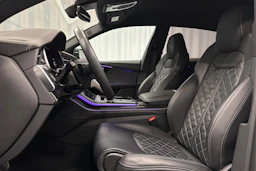 valkoinen Audi Q8 2025 kuva 15.