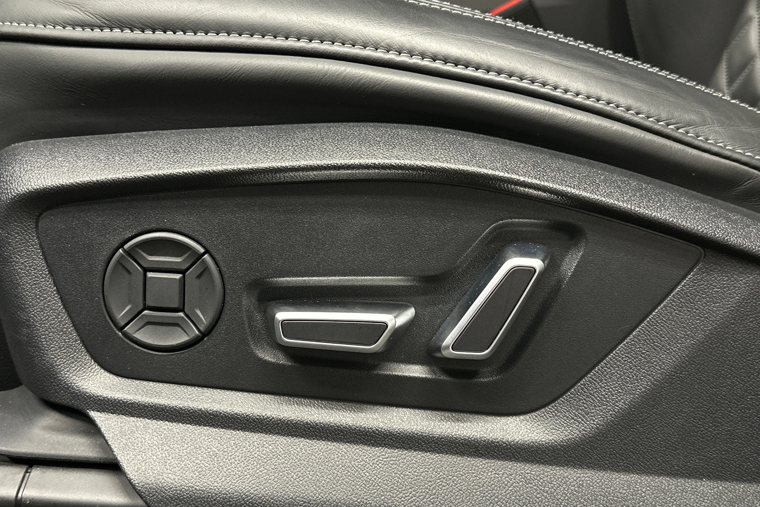 valkoinen Audi Q8 2025 kuva 16.