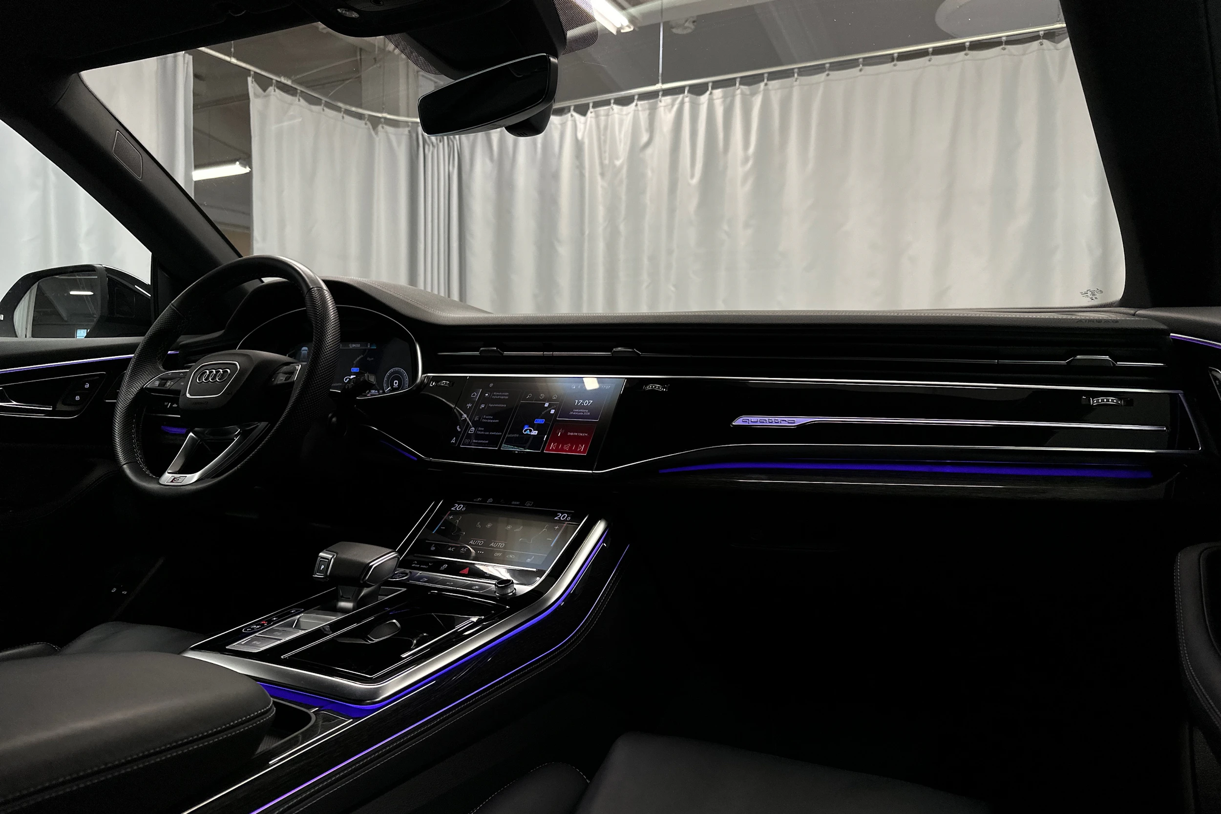 valkoinen Audi Q8 2025 kuva 18.