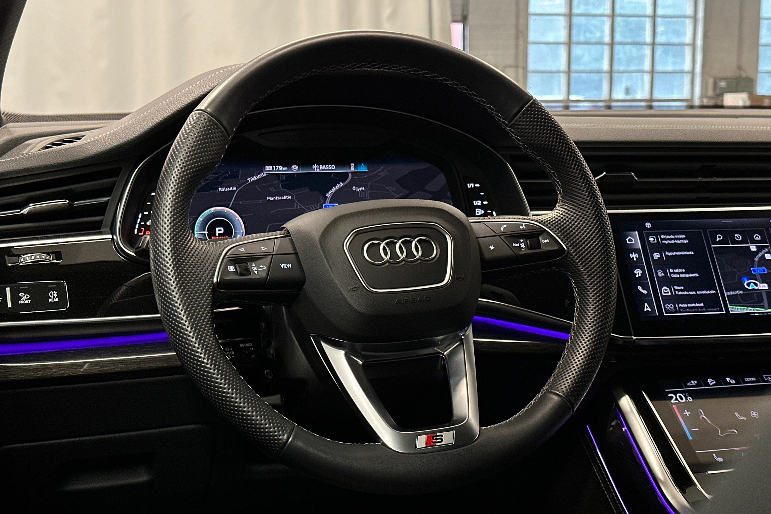 valkoinen Audi Q8 2025 kuva 19.