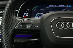 valkoinen Audi Q8 2025 kuva 20.