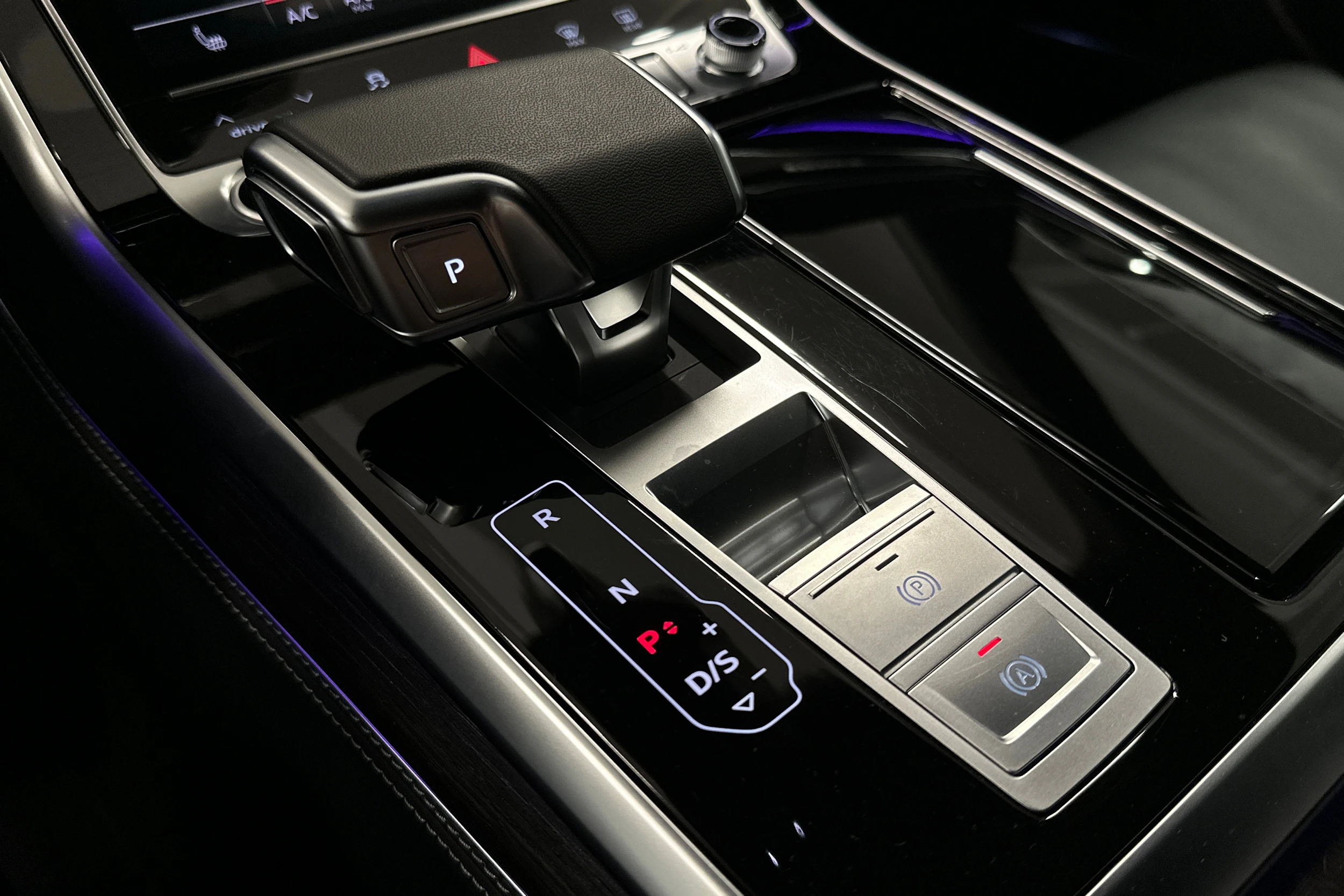valkoinen Audi Q8 2025 kuva 34.
