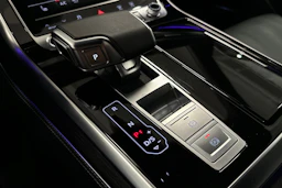 valkoinen Audi Q8 2025 kuva 34.