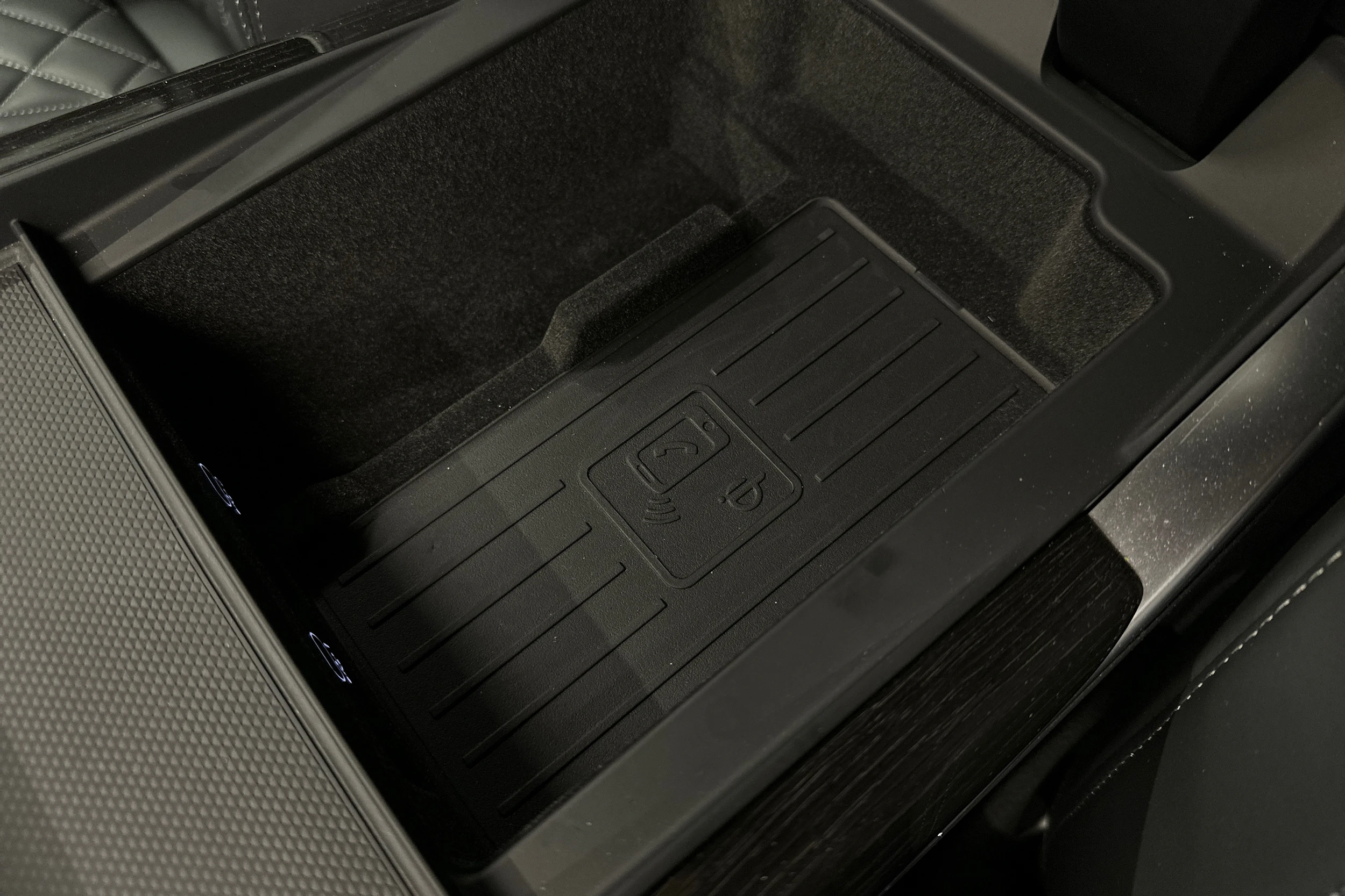 valkoinen Audi Q8 2025 kuva 35.