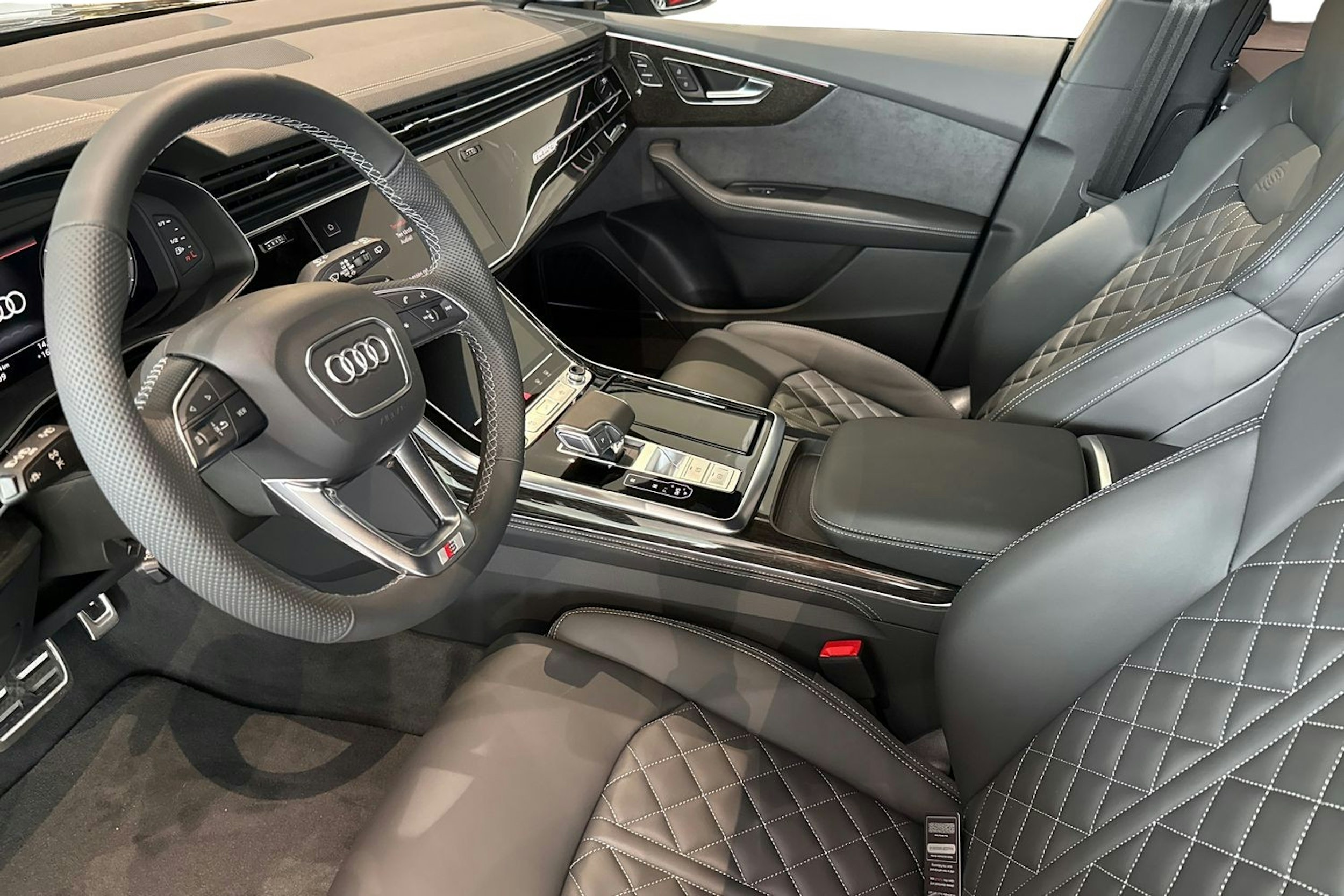met. sininen Audi Q8 2025 kuva 6.
