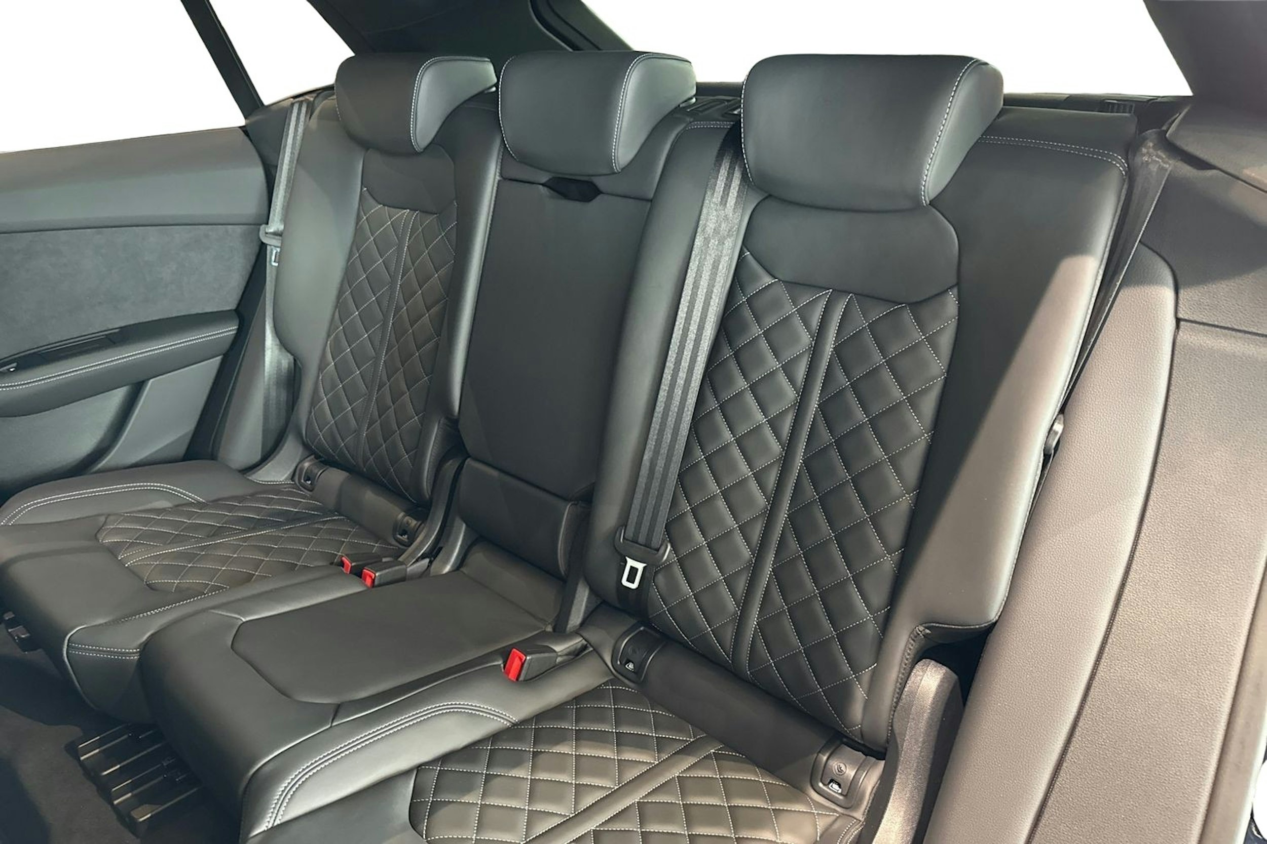 met. sininen Audi Q8 2025 kuva 8.