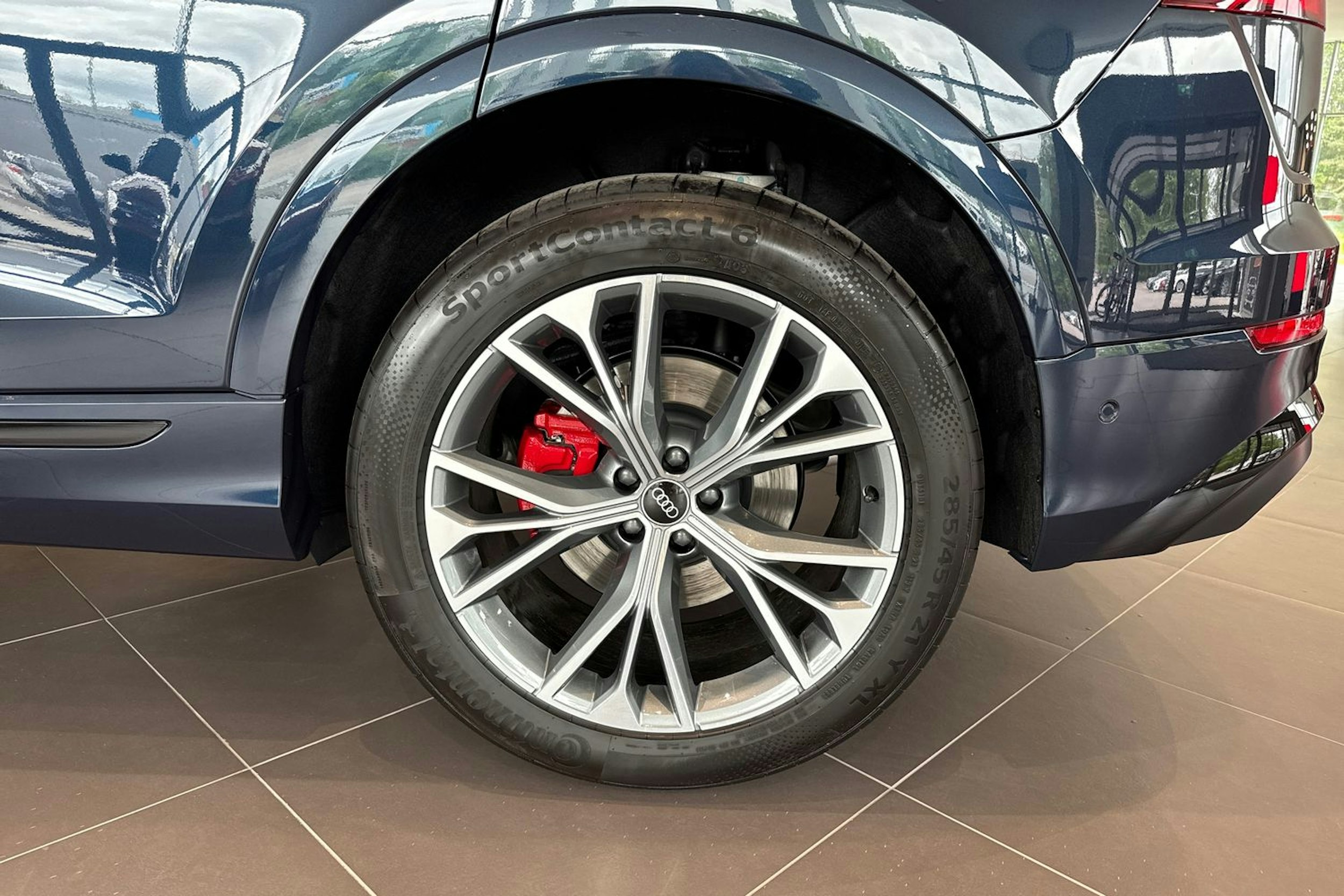 met. sininen Audi Q8 2025 kuva 10.