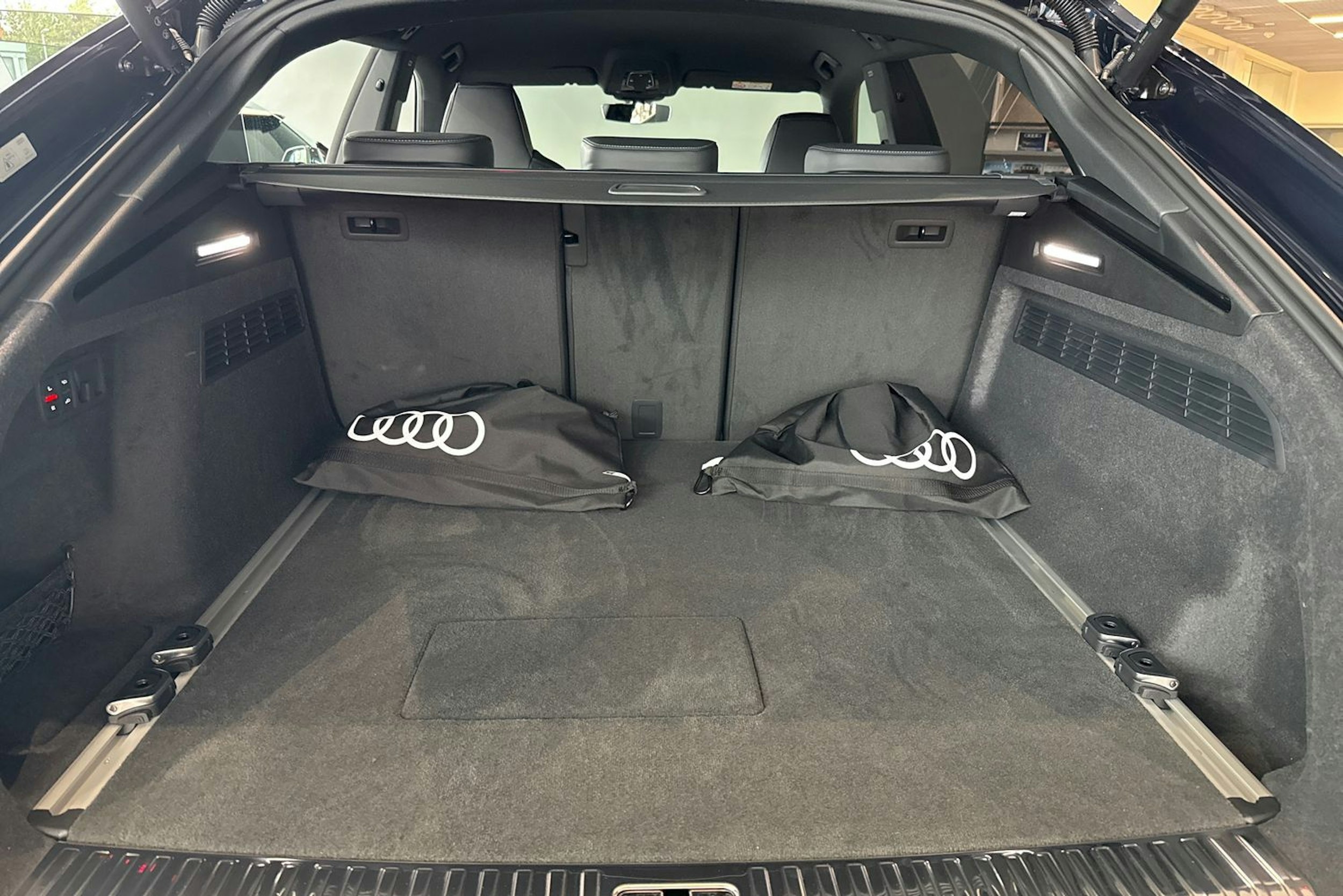 met. sininen Audi Q8 2025 kuva 11.
