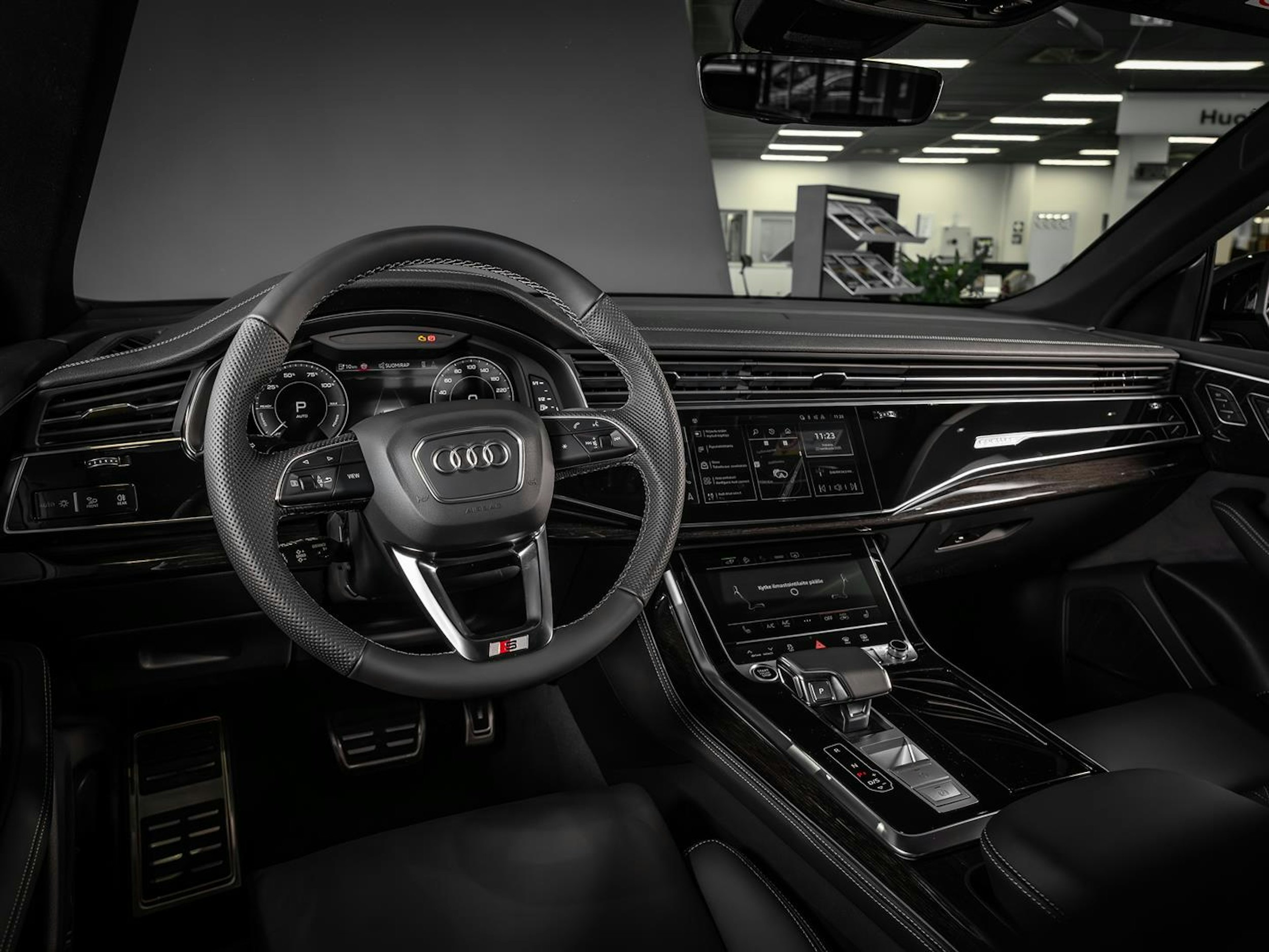 met. sininen Audi Q8 2025 kuva 17.
