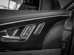 met. sininen Audi Q8 2025 kuva 18.