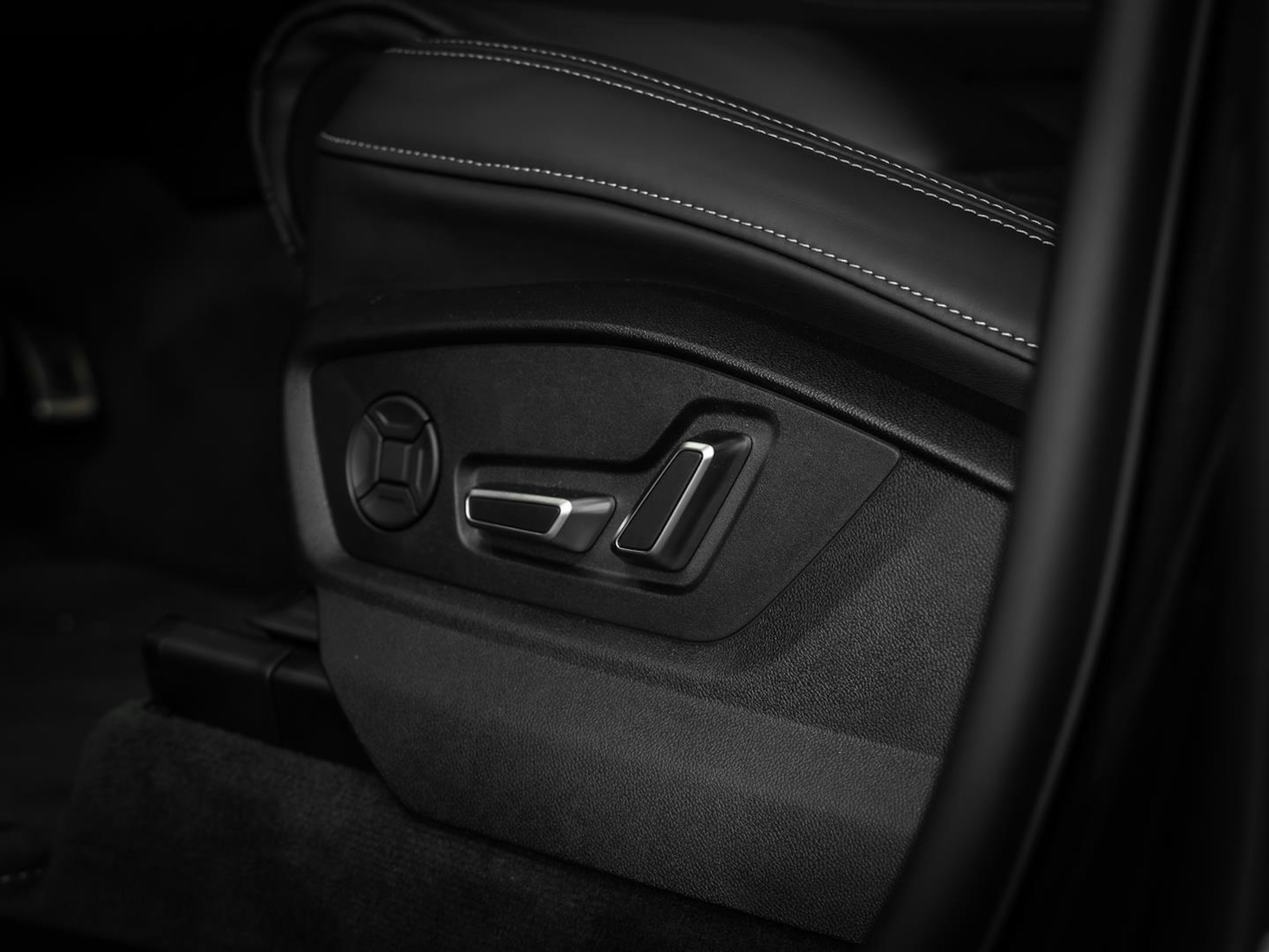 met. sininen Audi Q8 2025 kuva 19.