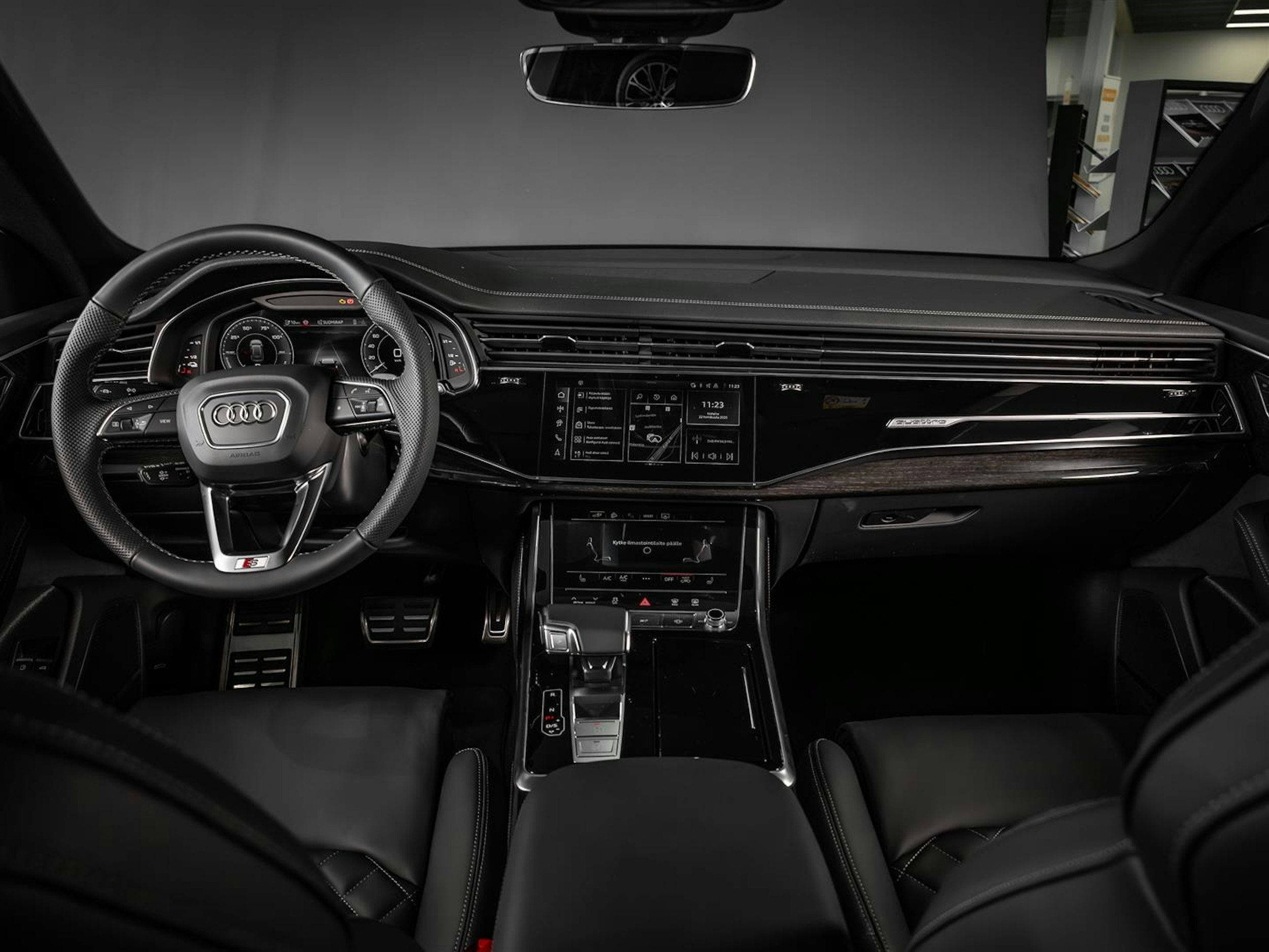 met. sininen Audi Q8 2025 kuva 21.
