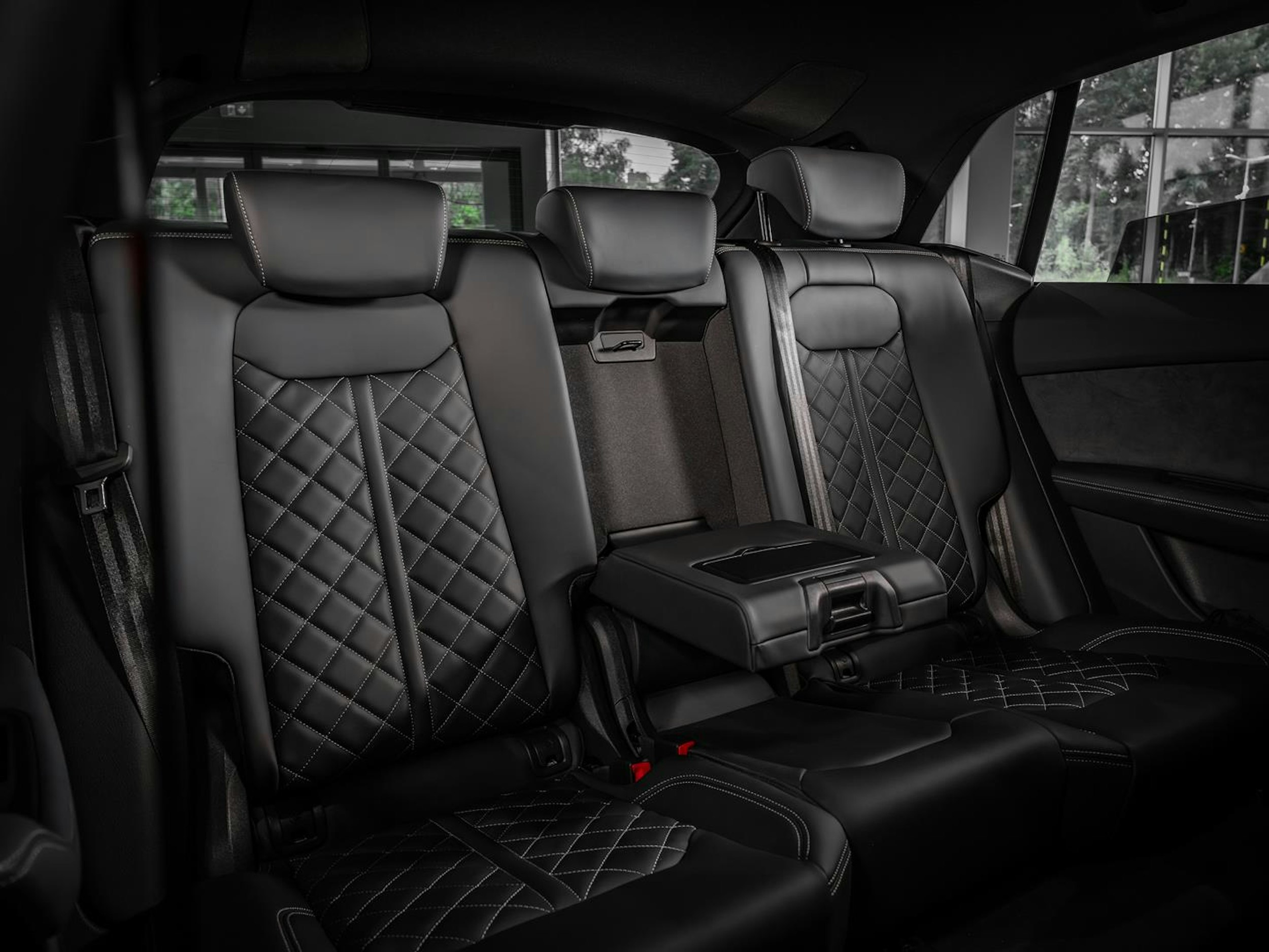 met. sininen Audi Q8 2025 kuva 23.