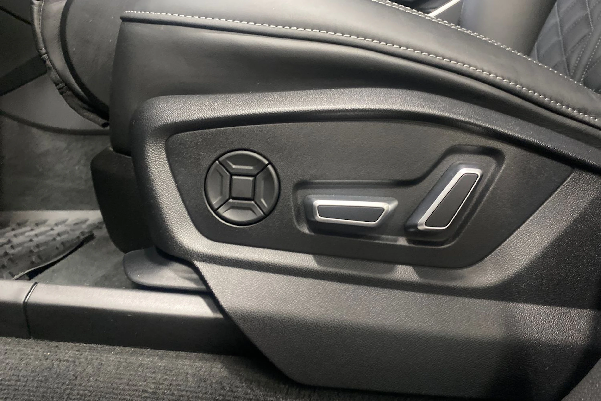 Sininen Audi Q8 2025 kuva 25.