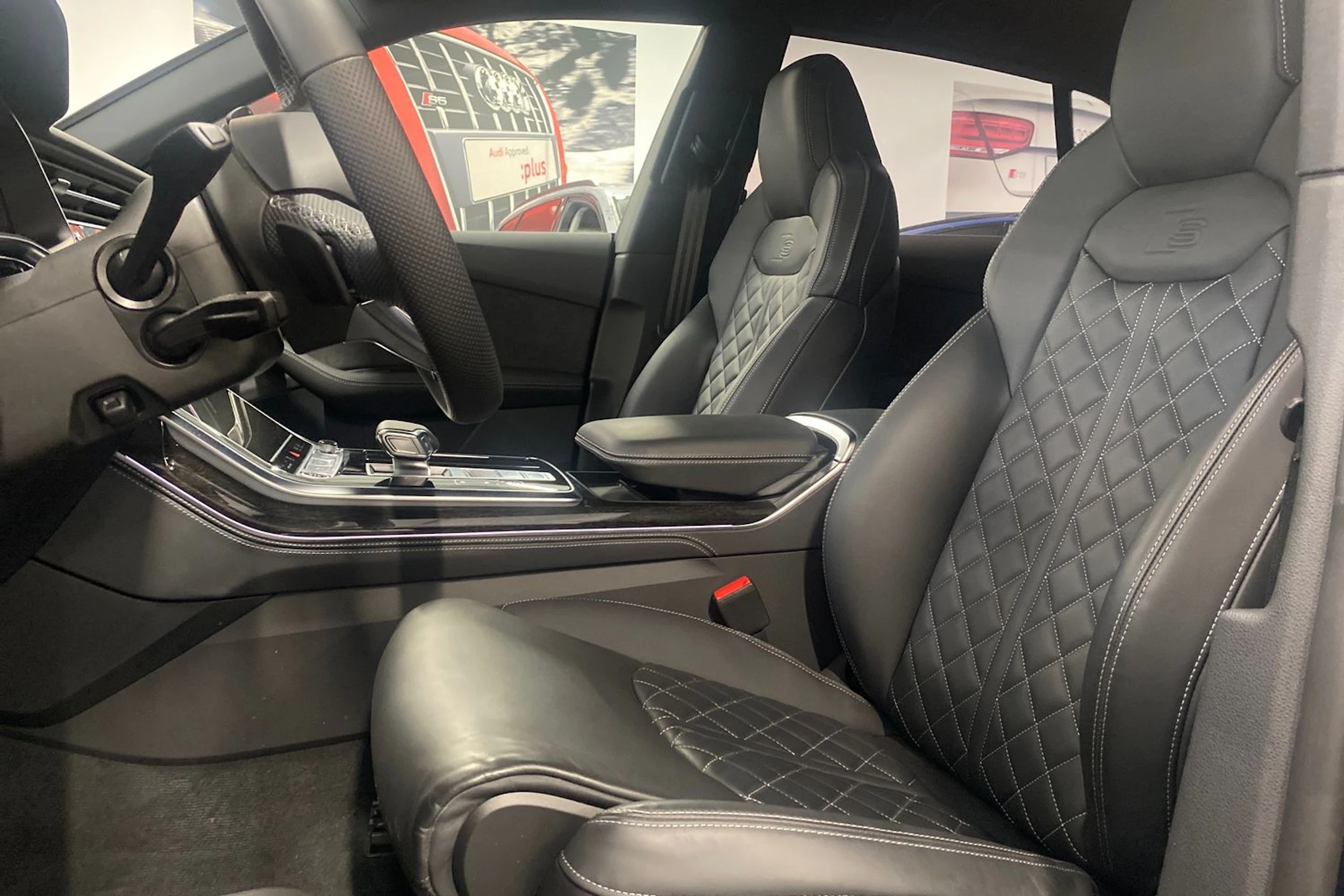 Sininen Audi Q8 2025 kuva 26.
