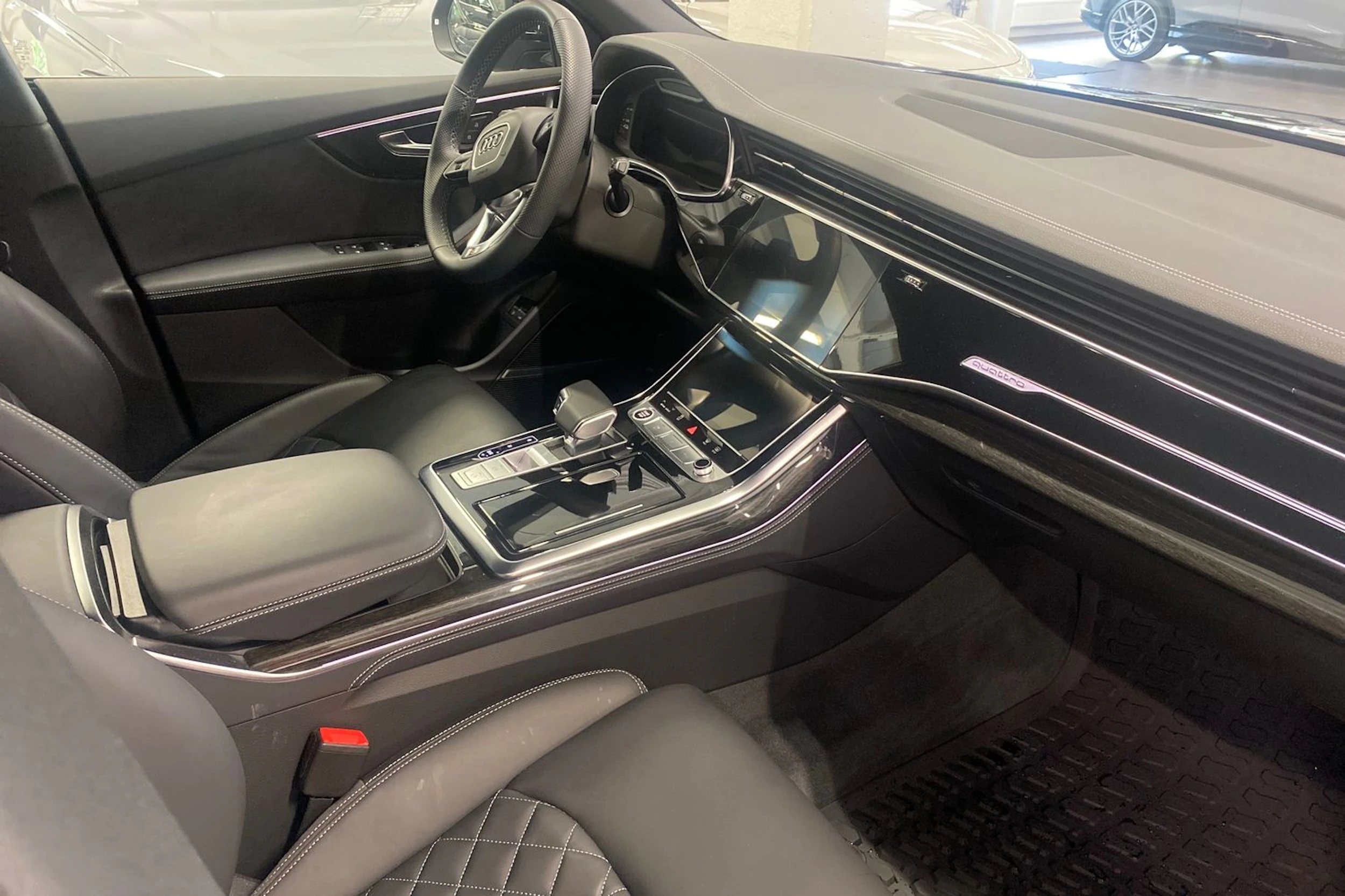 Sininen Audi Q8 2025 kuva 27.