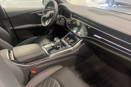 Sininen Audi Q8 2025 kuva 27.