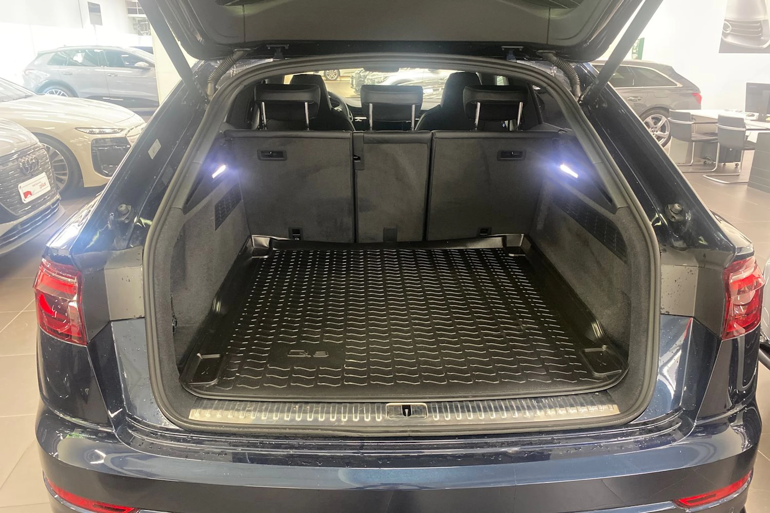 Sininen Audi Q8 2025 kuva 28.