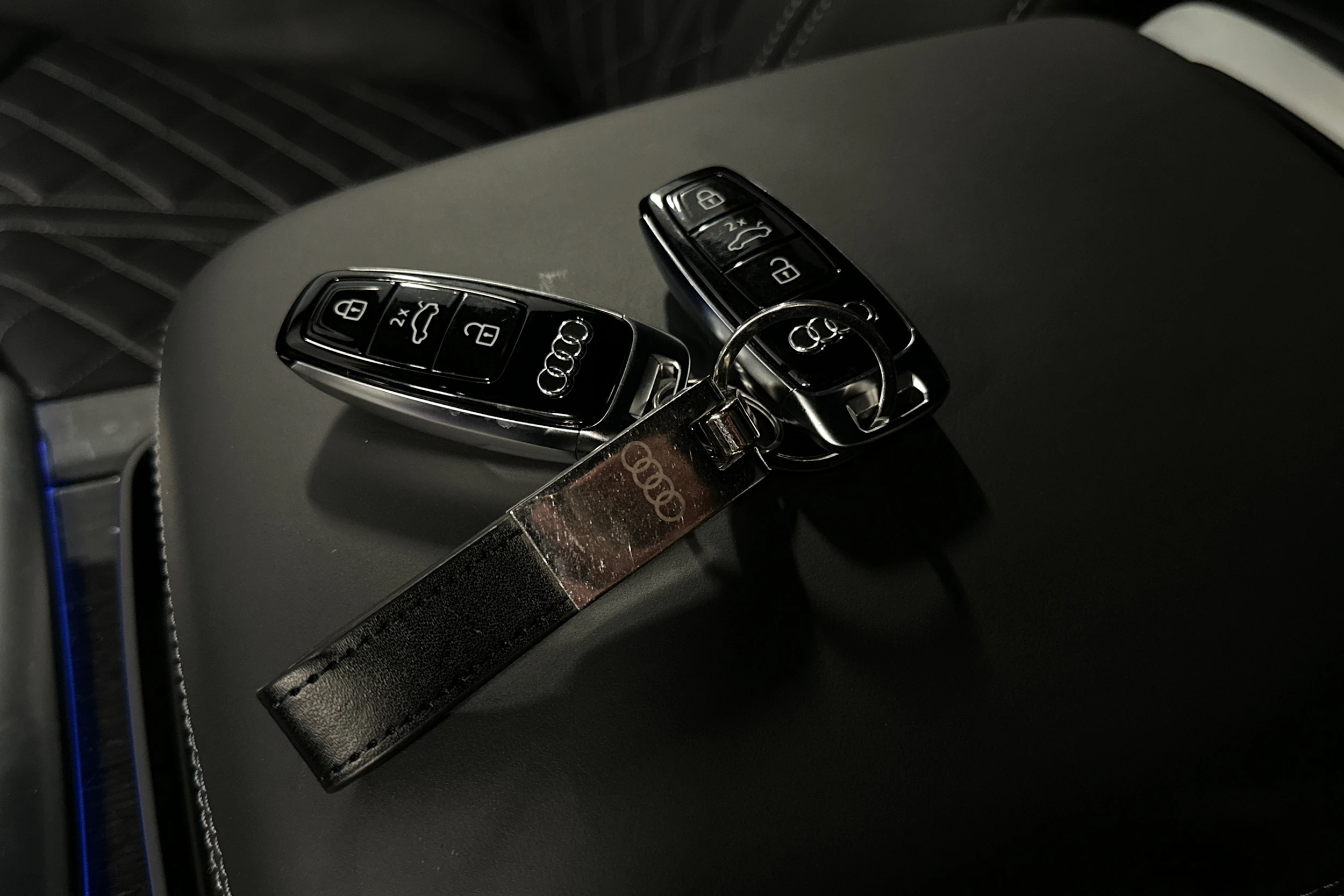 Sininen Audi Q8 2025 kuva 38.