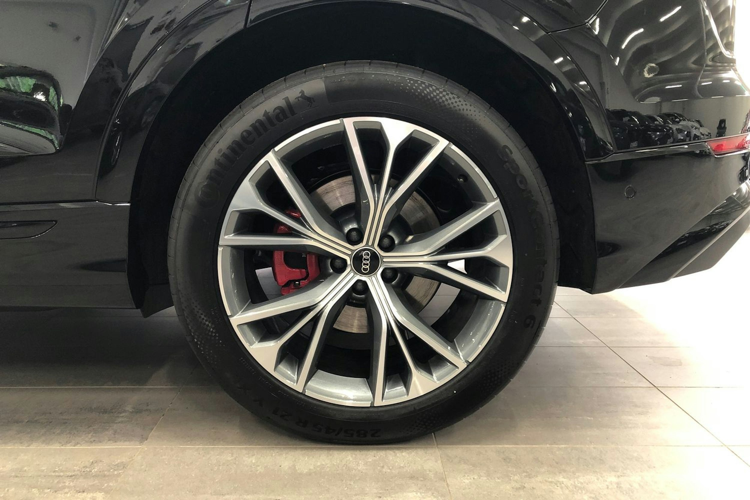 met. musta Audi Q8 2025 kuva 10.