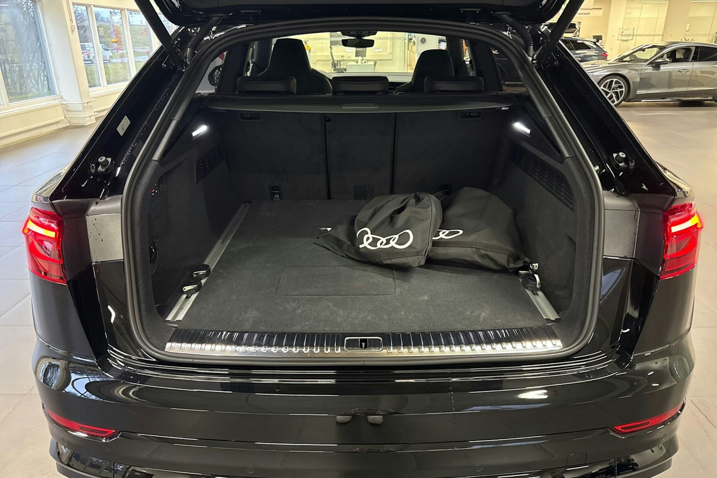 met. musta Audi Q8 2025 kuva 11.