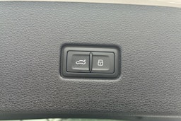 valkoinen Audi Q8 2025 kuva 13.