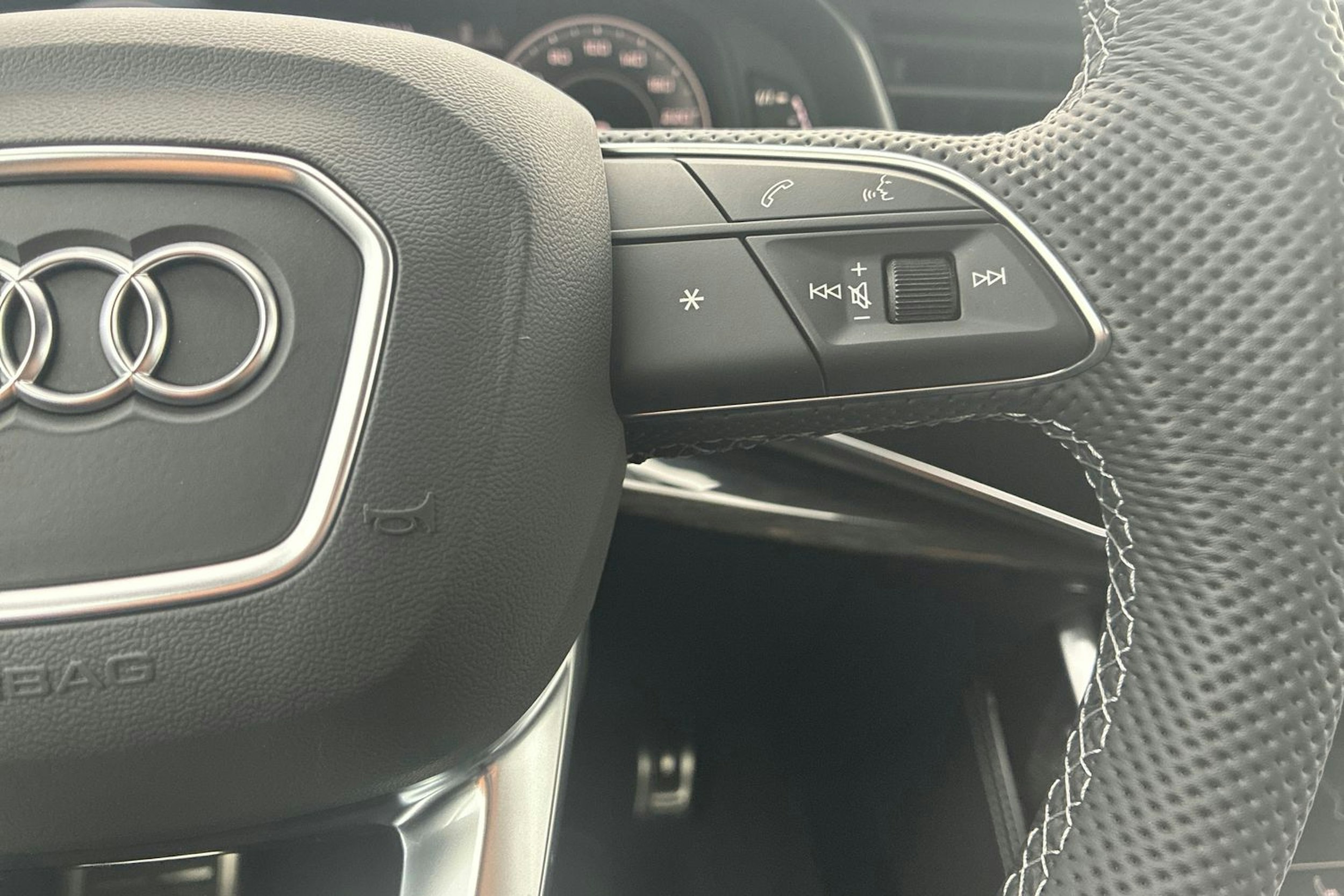 valkoinen Audi Q8 2025 kuva 16.