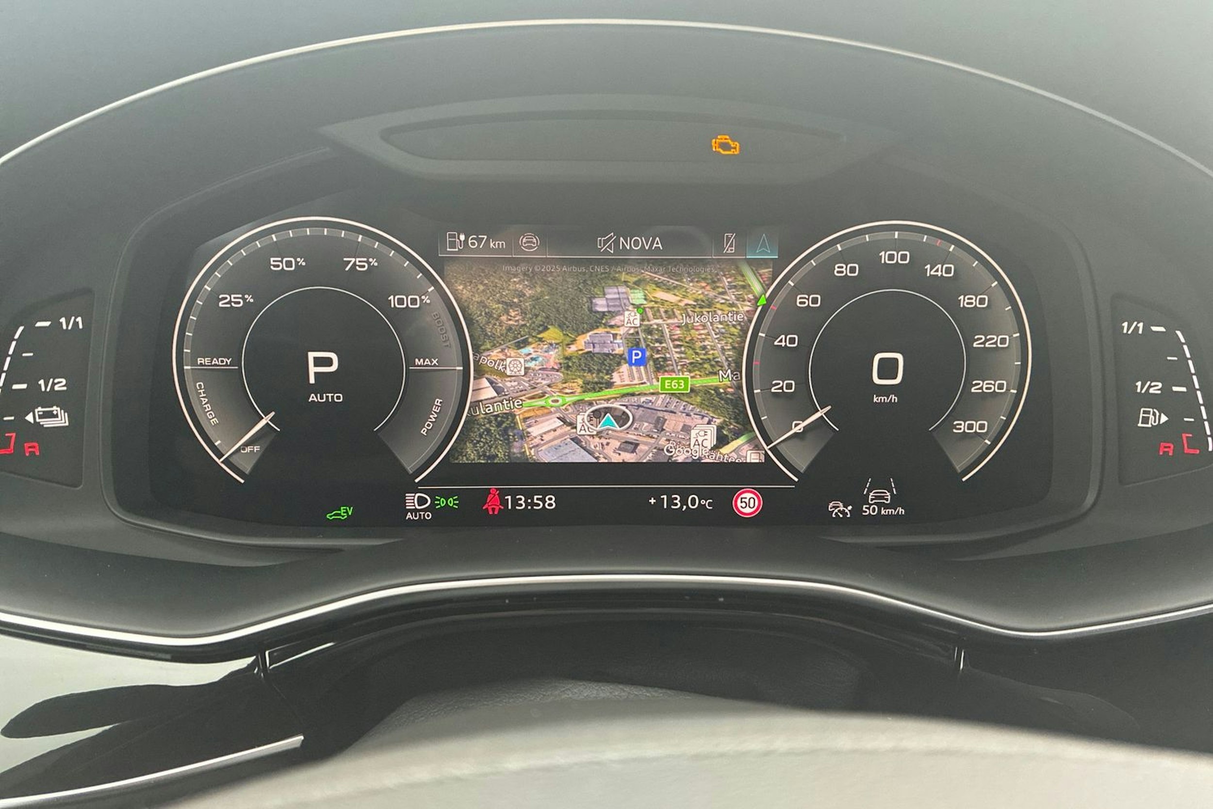 valkoinen Audi Q8 2025 kuva 18.