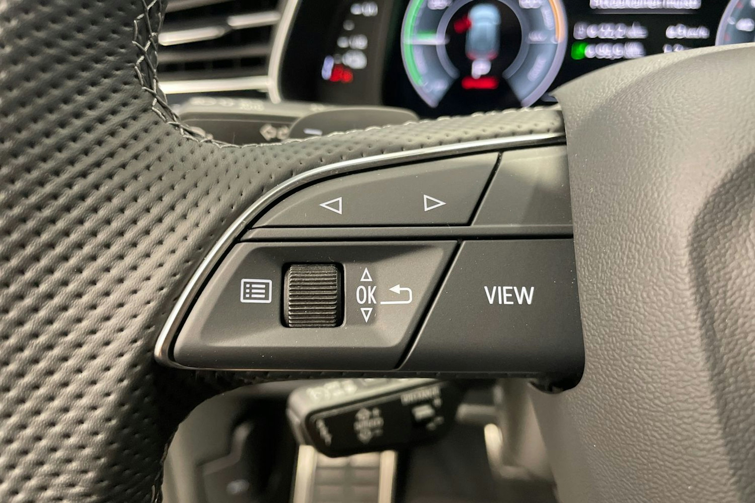 met. musta Audi Q8 2025 kuva 16.