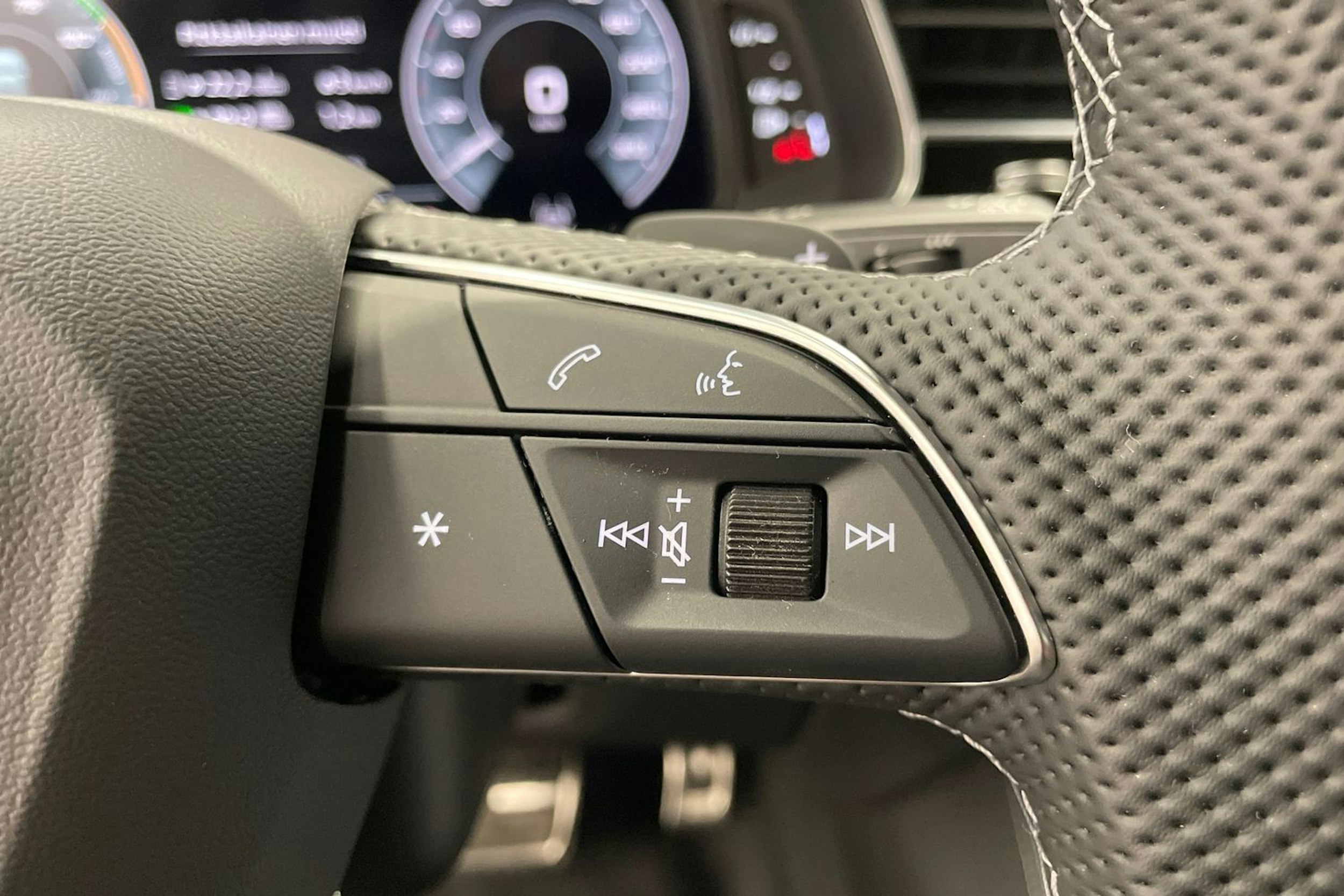 met. musta Audi Q8 2025 kuva 17.