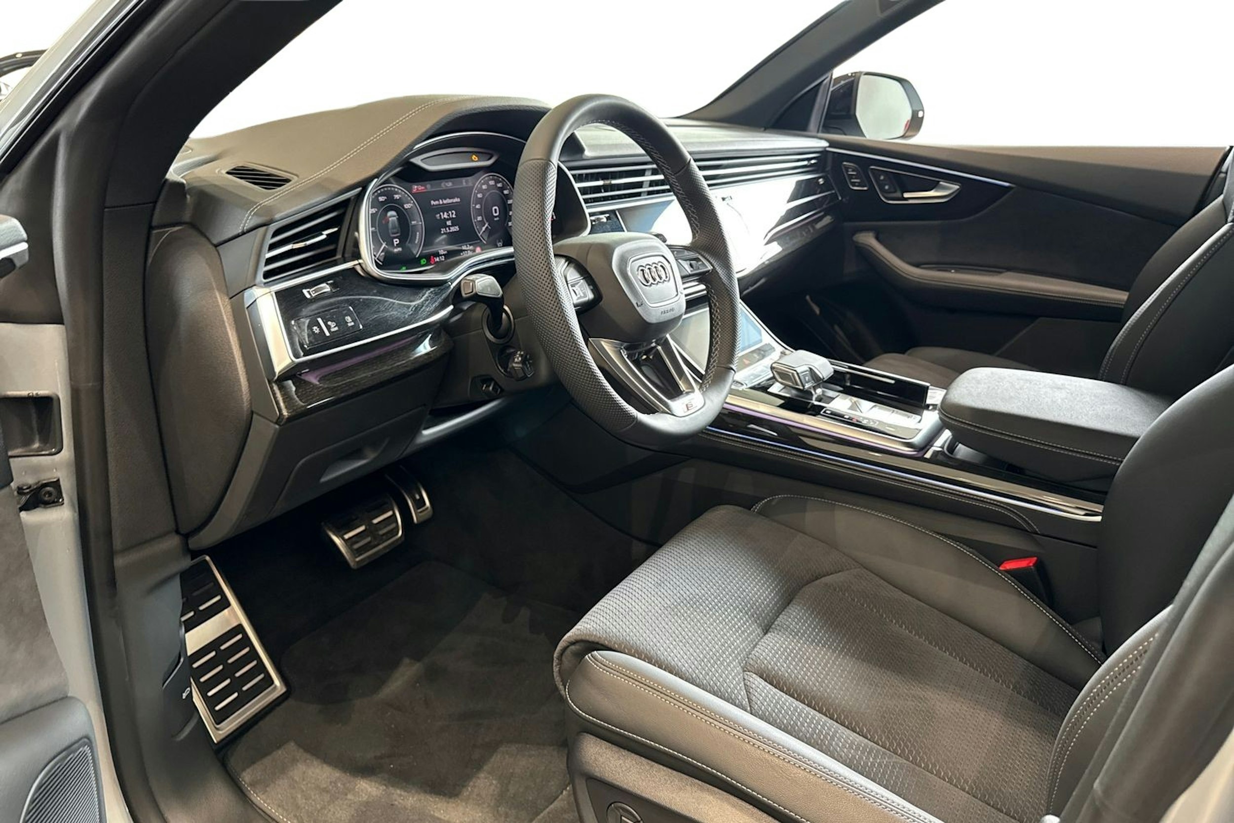 harmaa Audi Q8 2025 kuva 6.