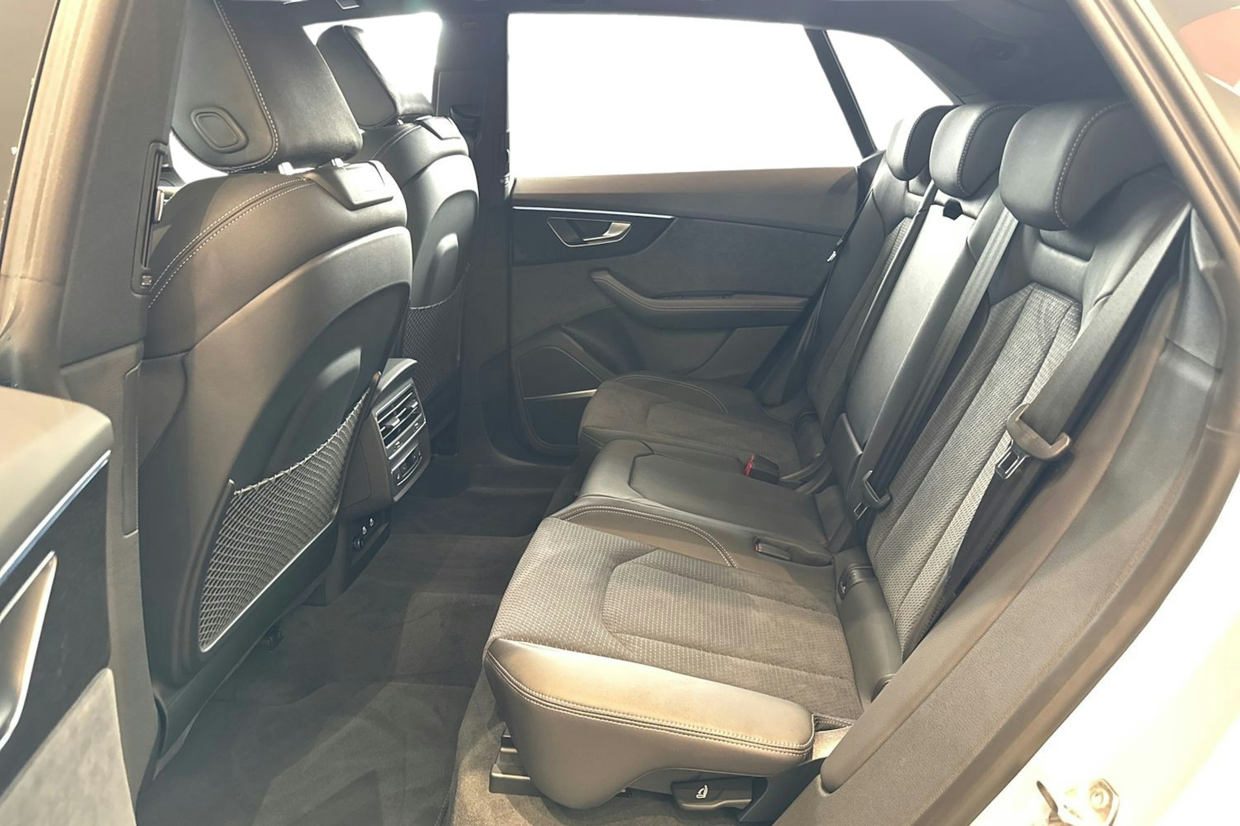 harmaa Audi Q8 2025 kuva 8.