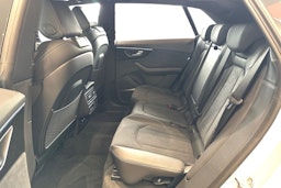 harmaa Audi Q8 2025 kuva 8.