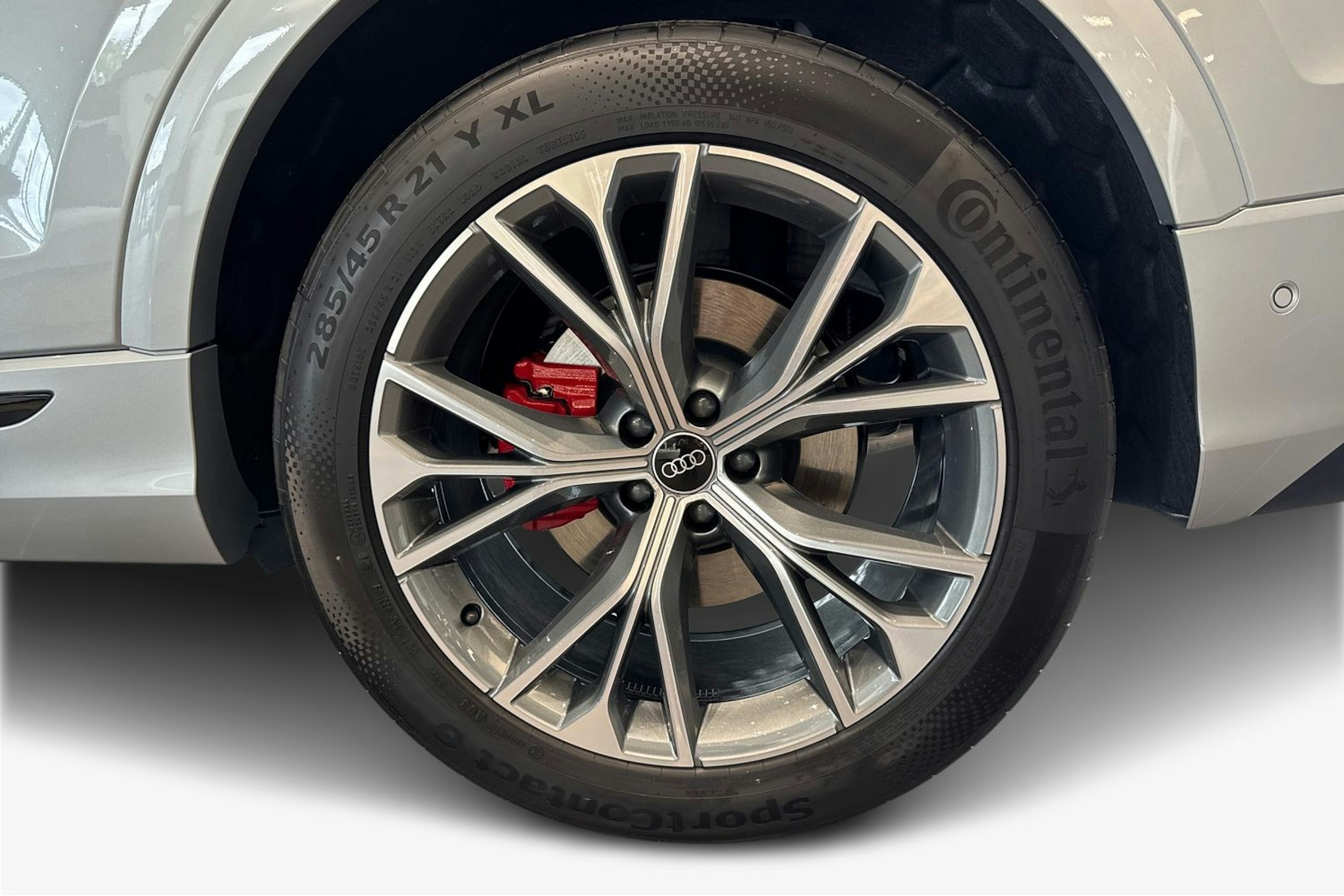 harmaa Audi Q8 2025 kuva 9.