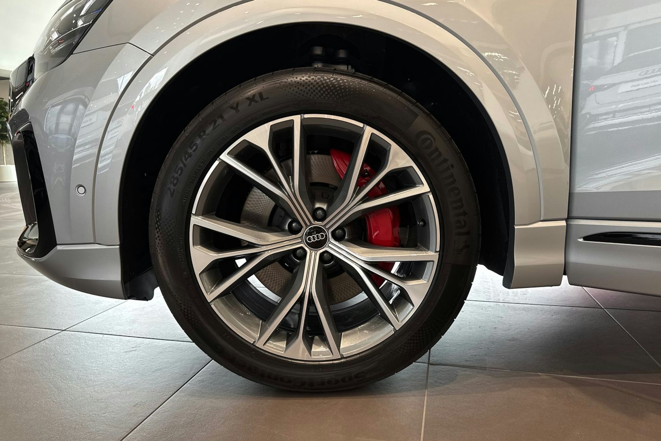 harmaa Audi Q8 2025 kuva 10.
