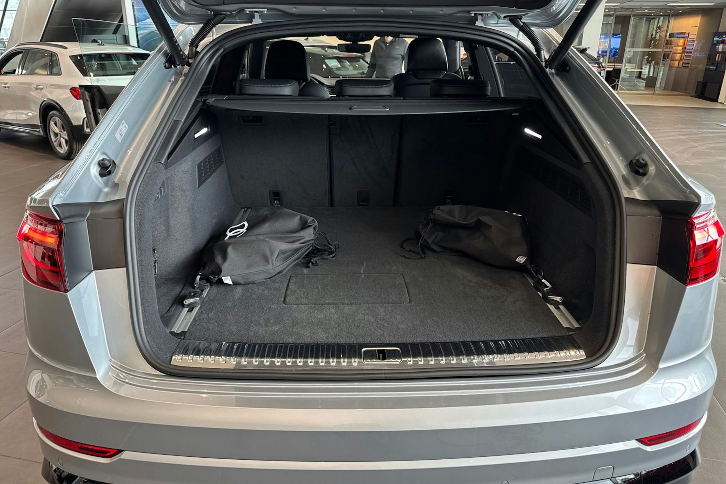 harmaa Audi Q8 2025 kuva 11.