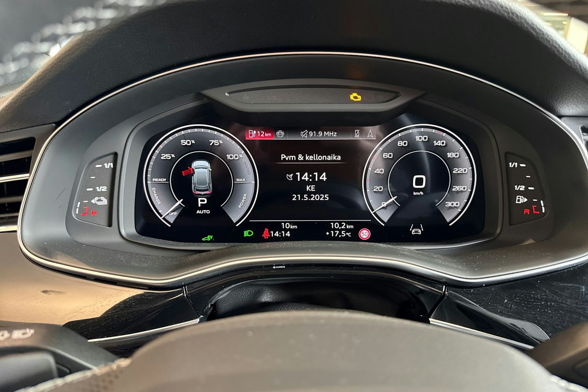 harmaa Audi Q8 2025 kuva 12.