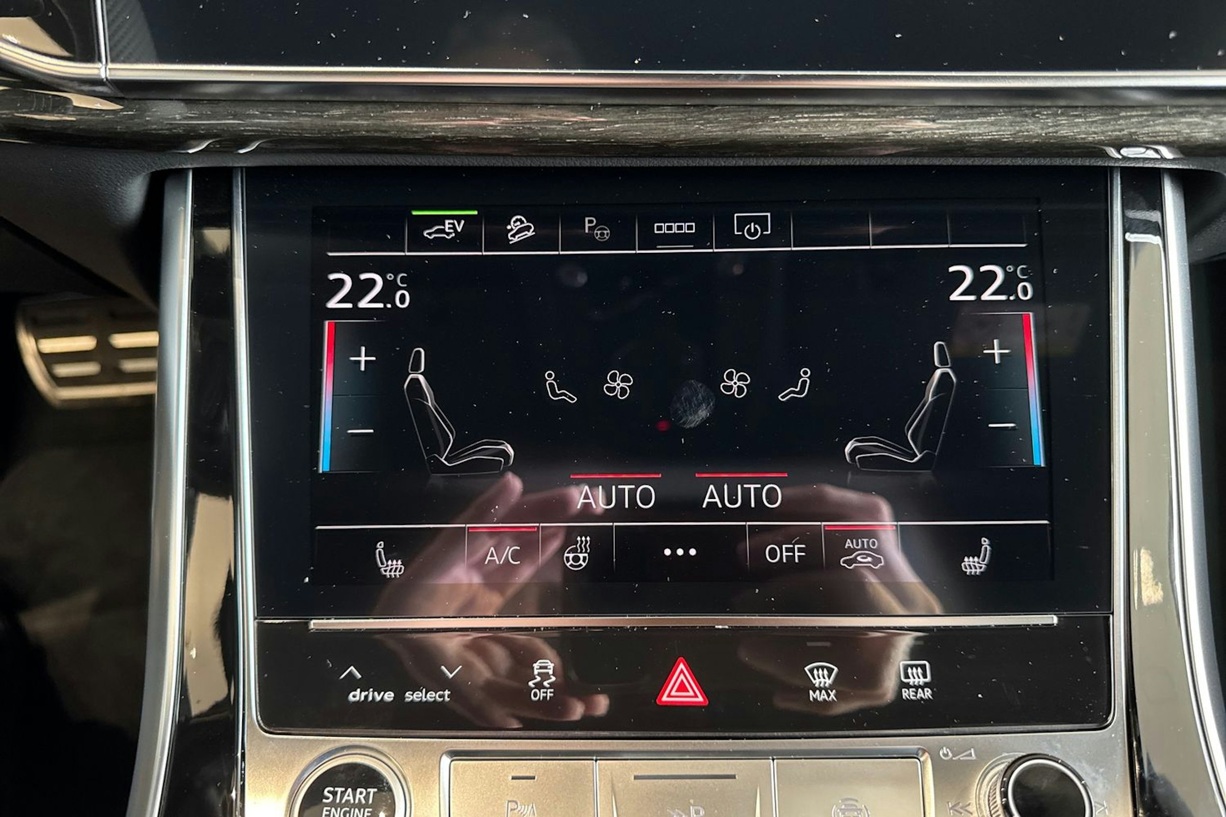 harmaa Audi Q8 2025 kuva 13.