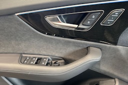 harmaa Audi Q8 2025 kuva 14.