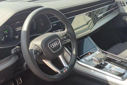 punainen Audi Q8 2025 kuva 3.
