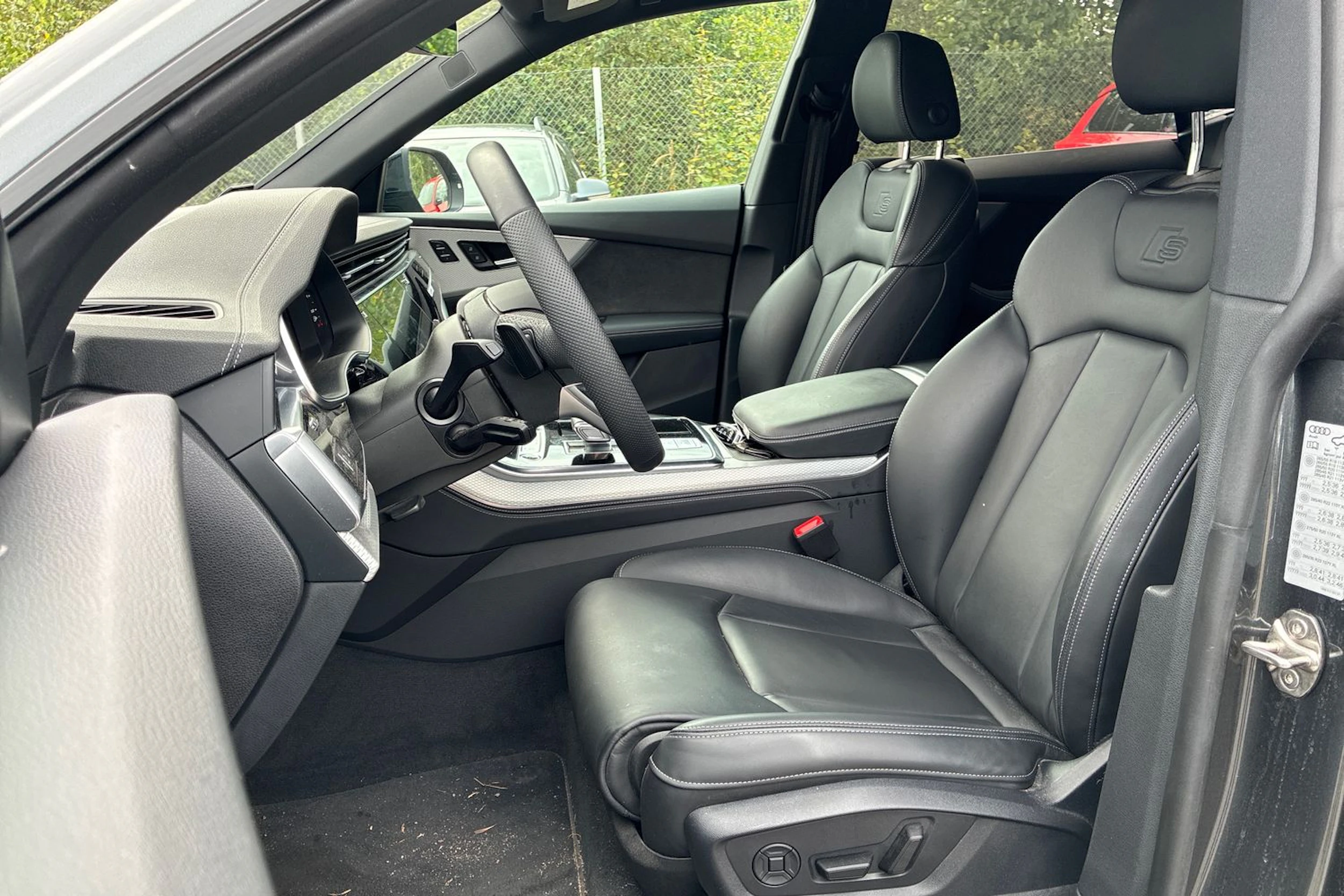 harmaa Audi Q8 2025 kuva 4.