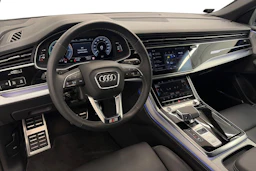 harmaa Audi Q8 2025 kuva 6.