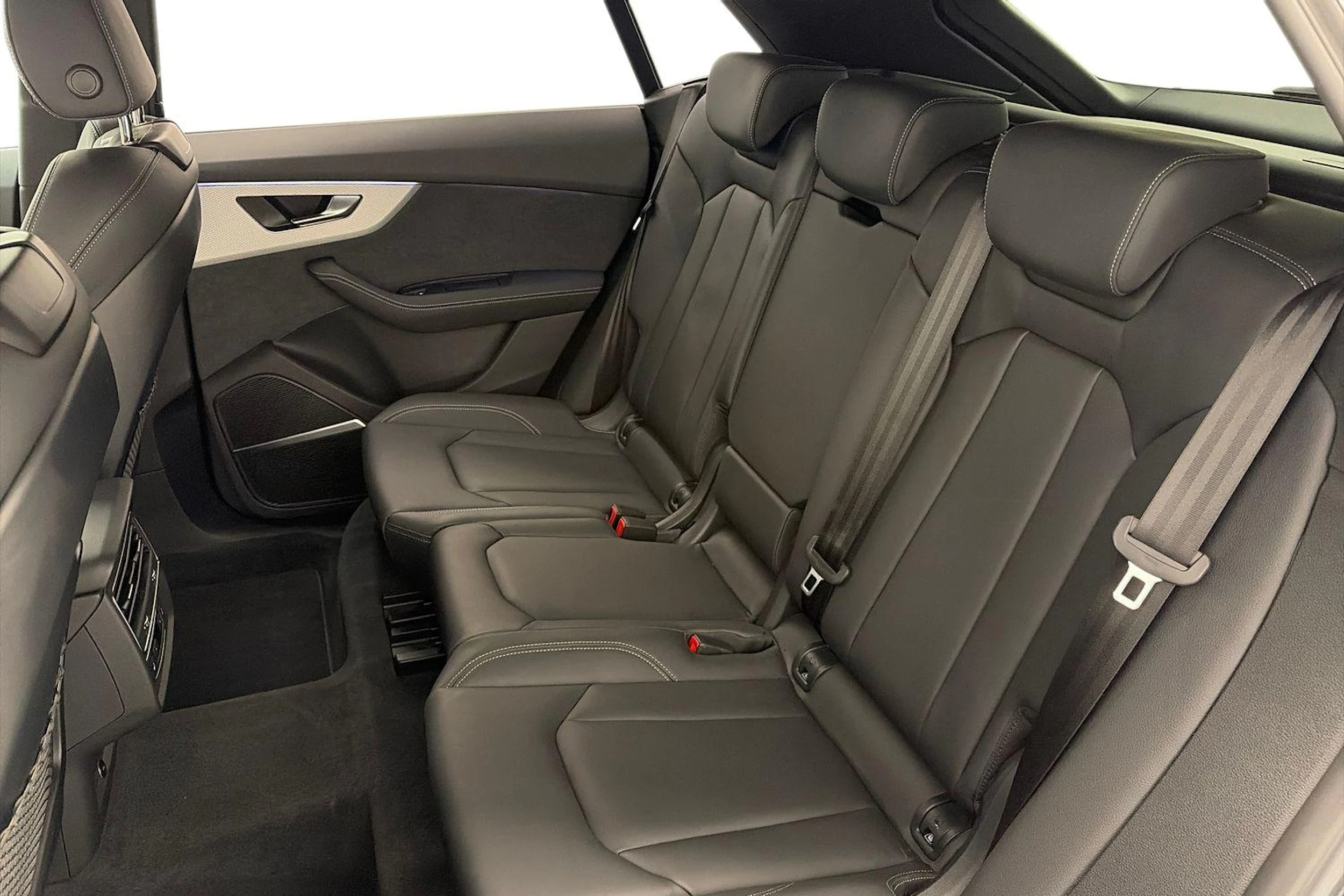harmaa Audi Q8 2025 kuva 8.